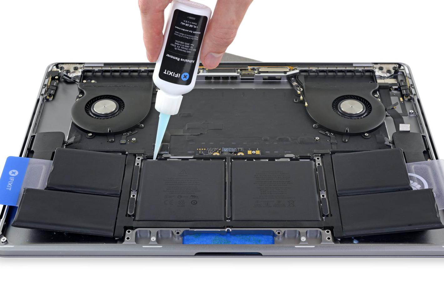 Výměna baterie v MacBooku na počkání!