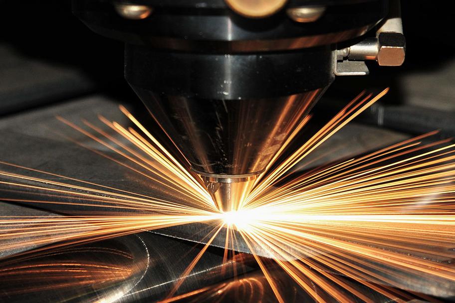 CNC pálení, broušení a ohýbání plechových dílů