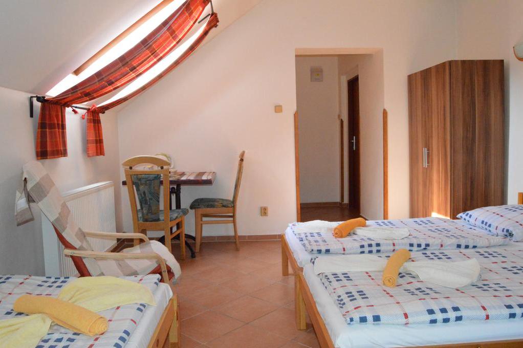 Noc kousek od Karlštejna