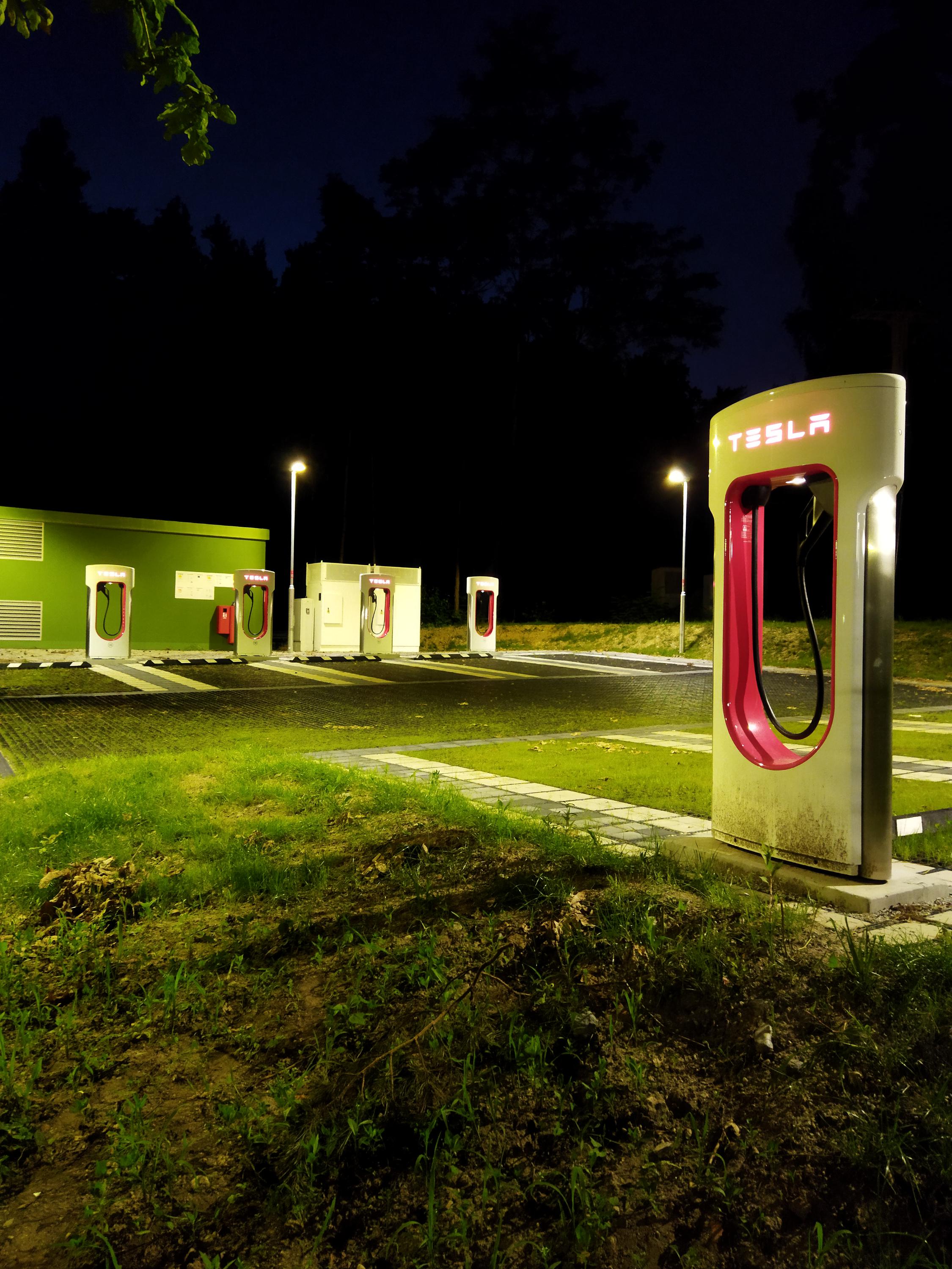 Nabíjecí stanice Tesla supercharger foto 5