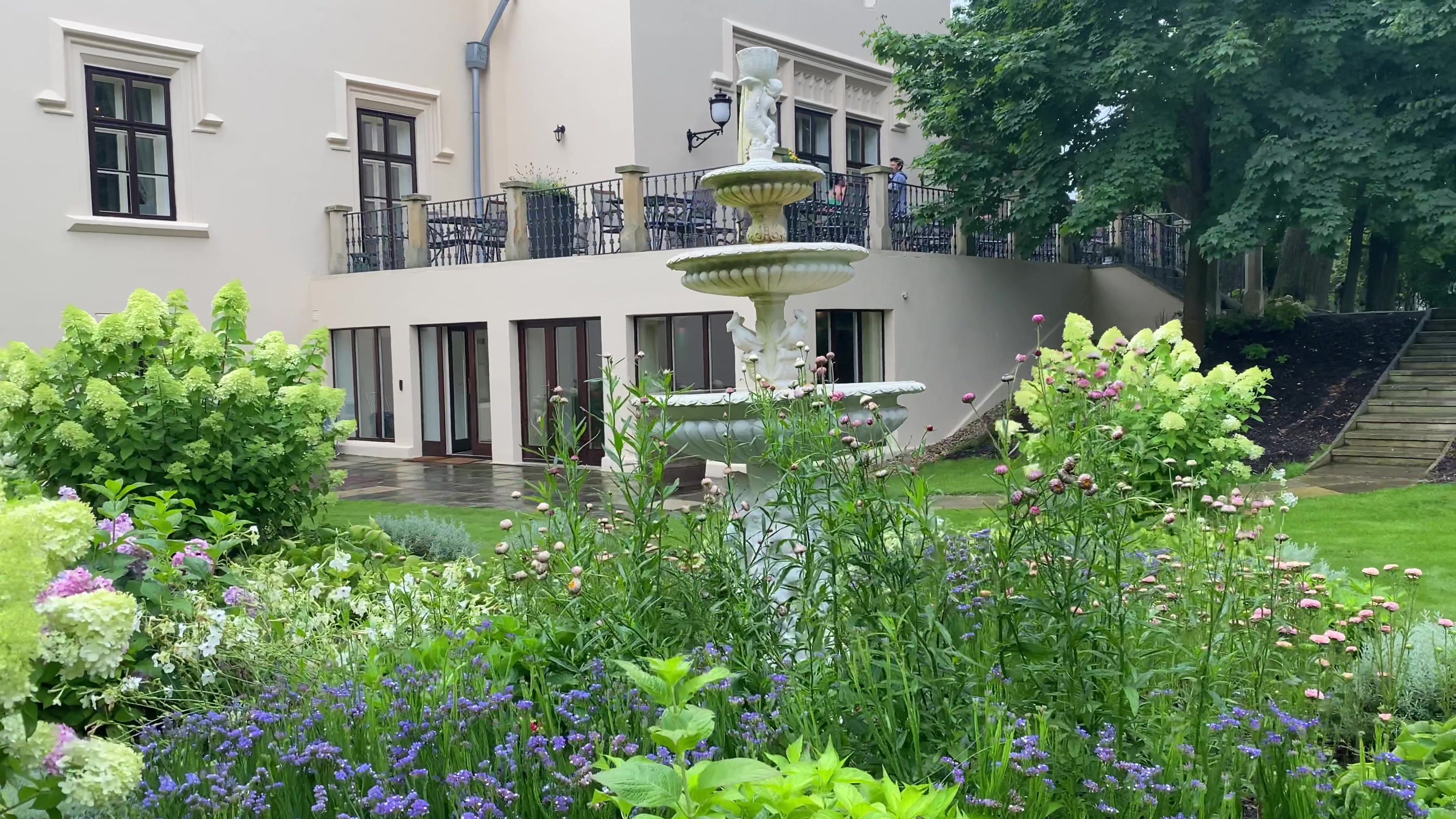 Chateau Trnová u Prahy foto 2 (náhled videa)