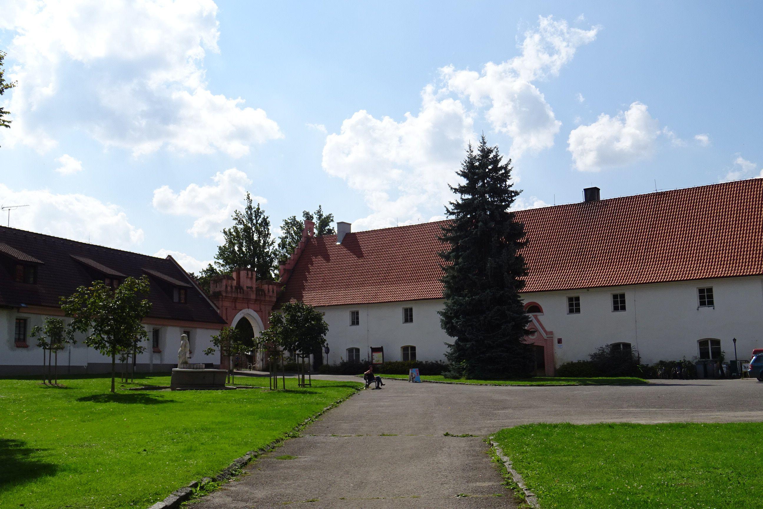 Vrchotovy Janovice - úřad městyse foto 4