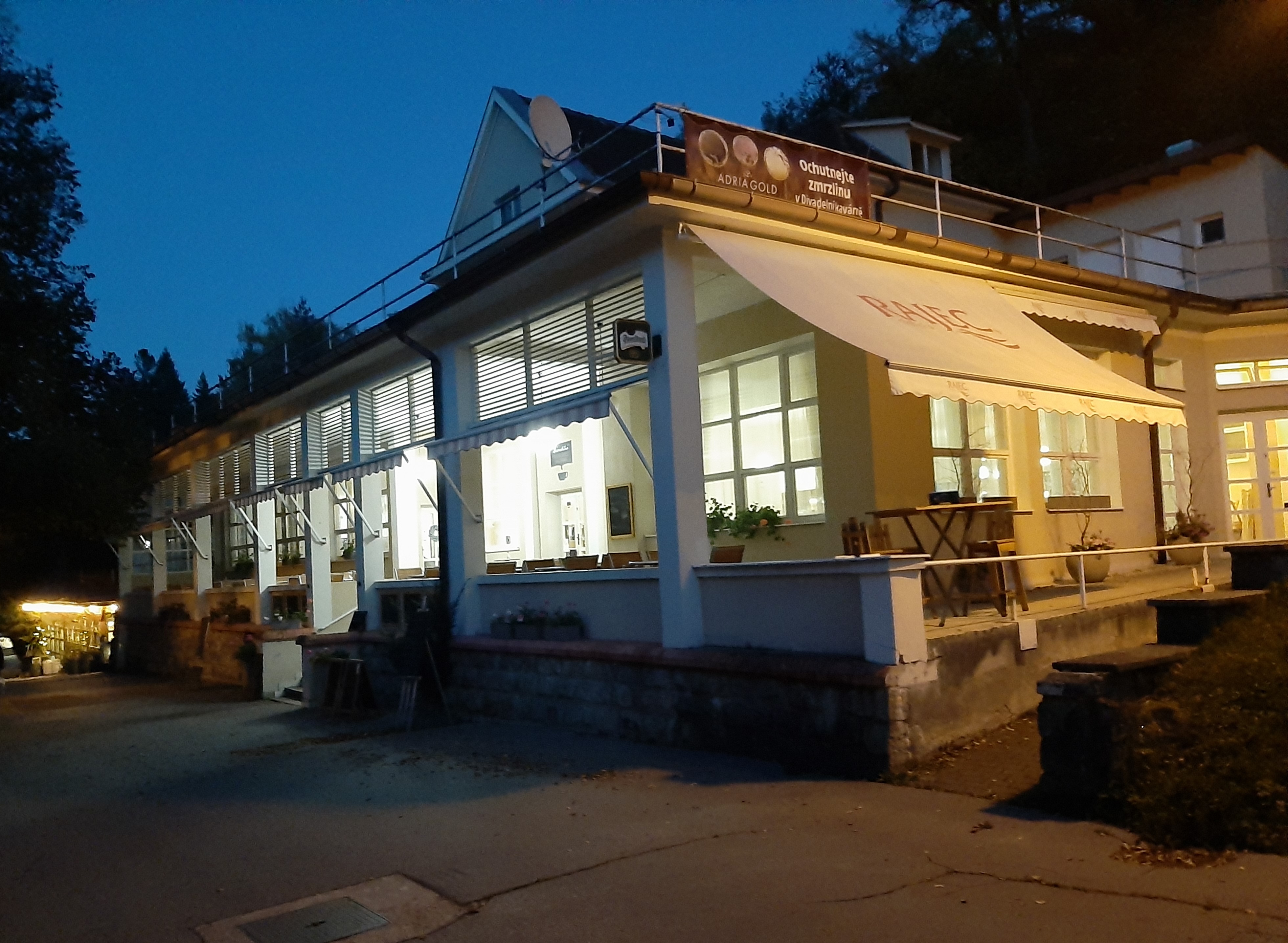 Divadelní restaurace a kavárna foto 5