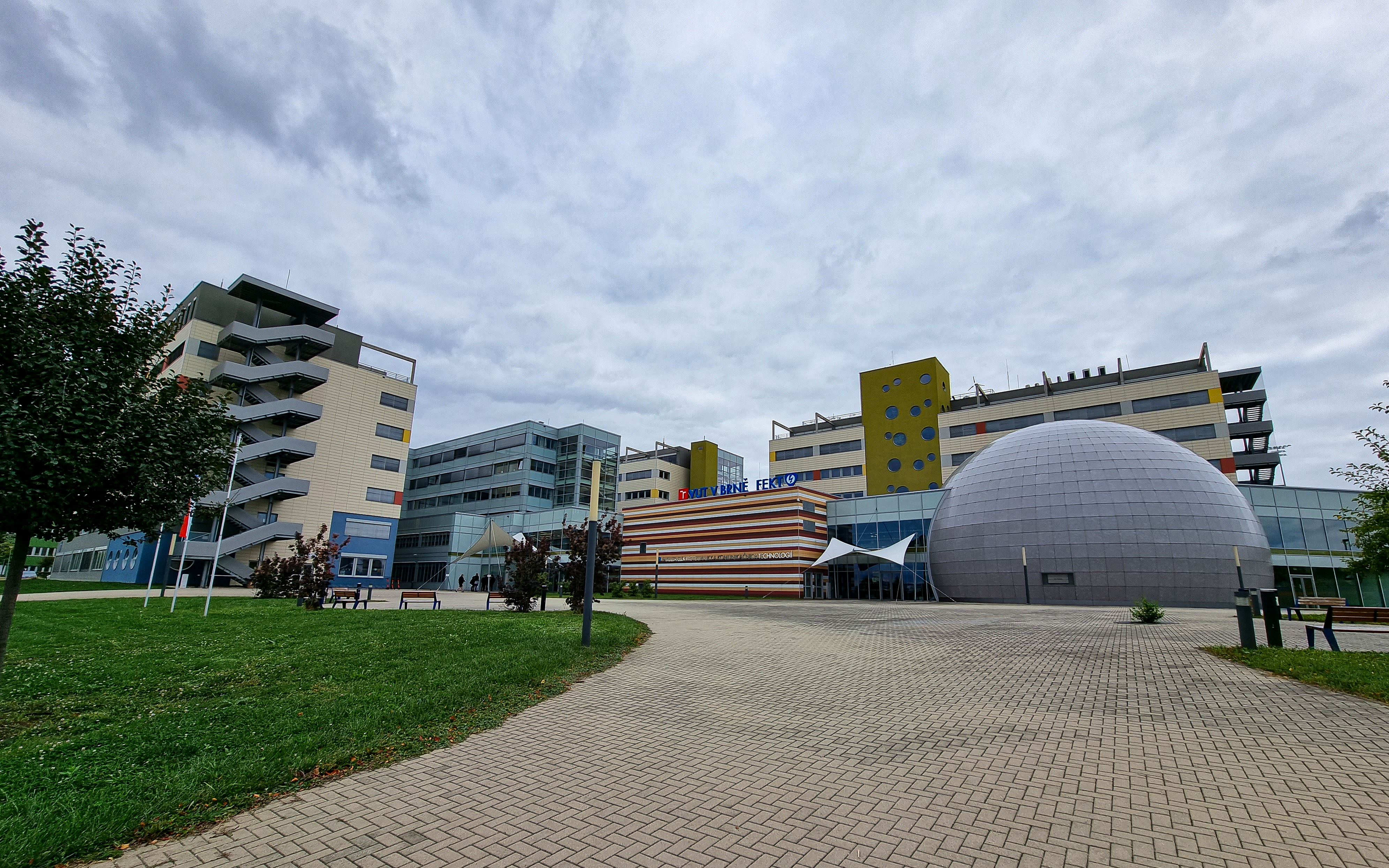 Vysoké učení technické v Brně - Fakulta elektrotechniky a komunikačních technologií foto 2