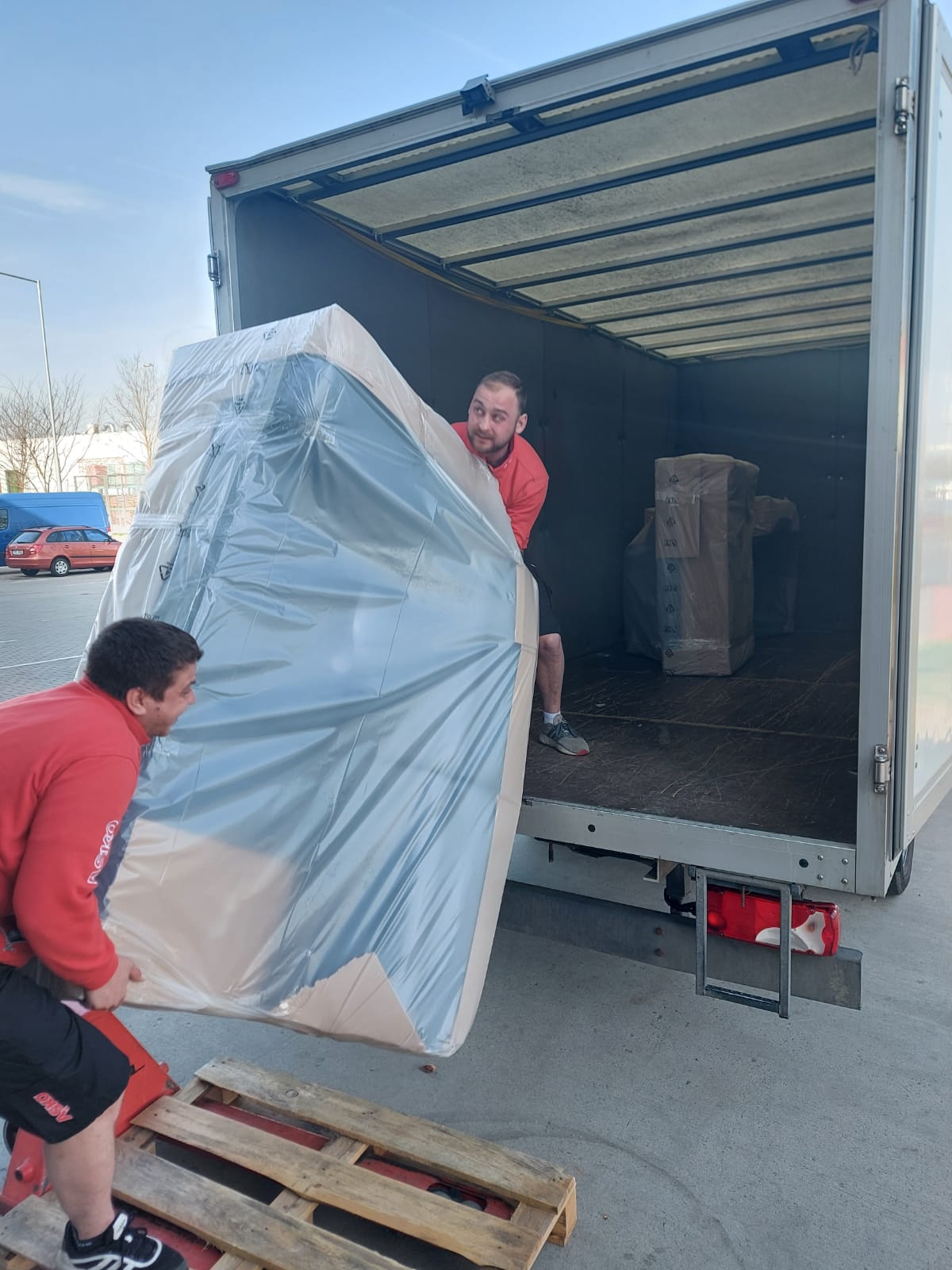 Autodoprava a montáž nábytku u pomníku foto 4