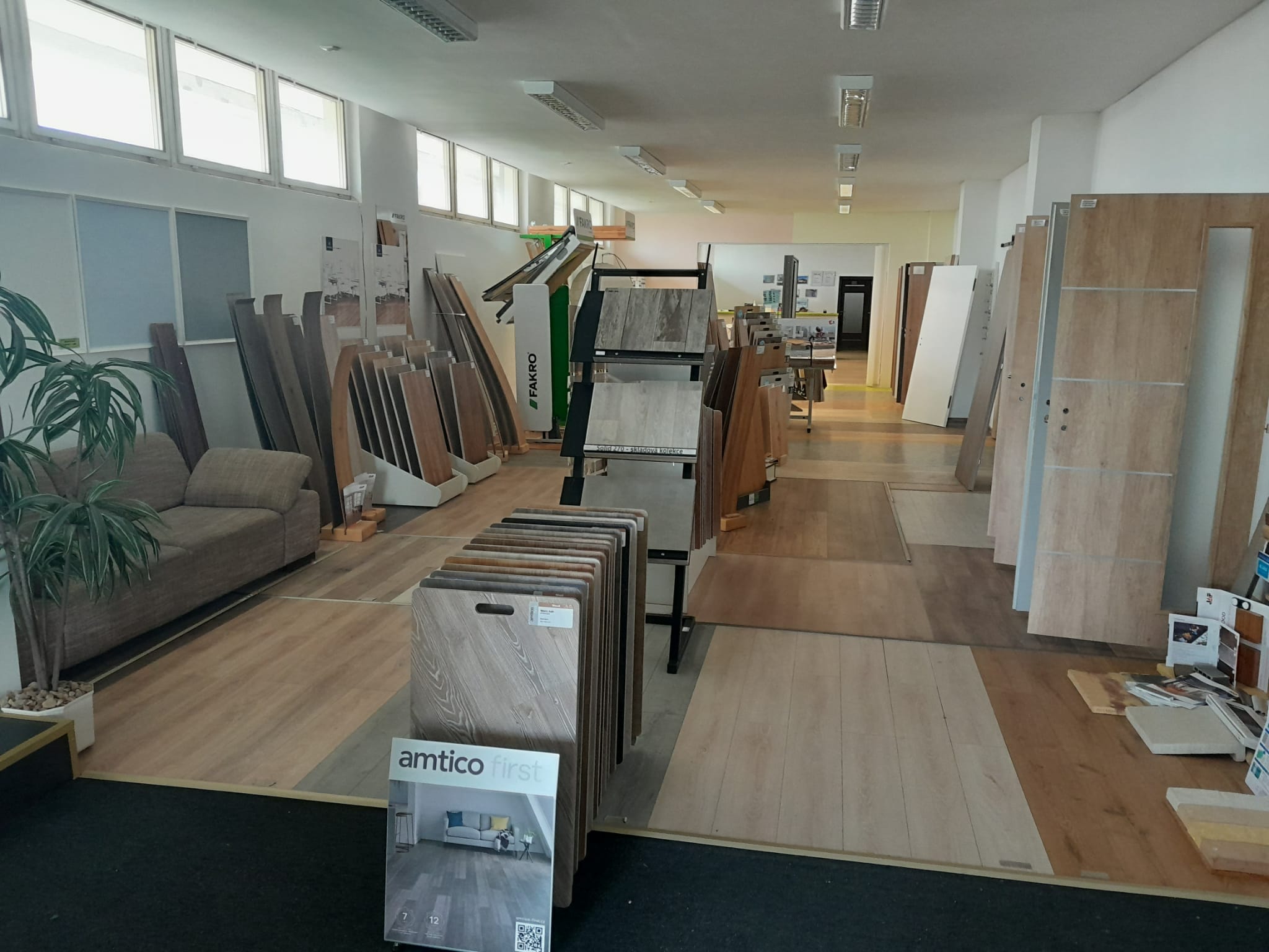 JSP GROUP - Míchací centrum barev a  prodejna dveří a podlah foto 3