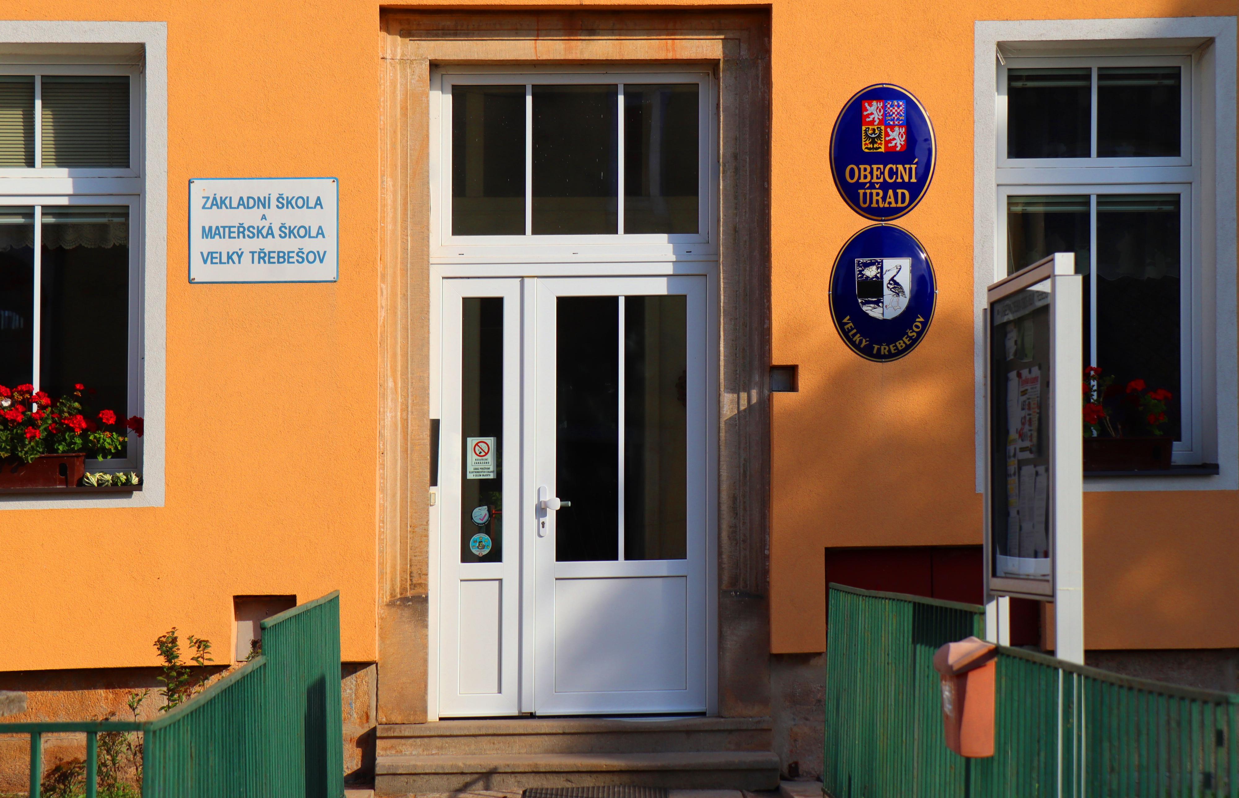 Velký Třebešov - obecní úřad foto 2