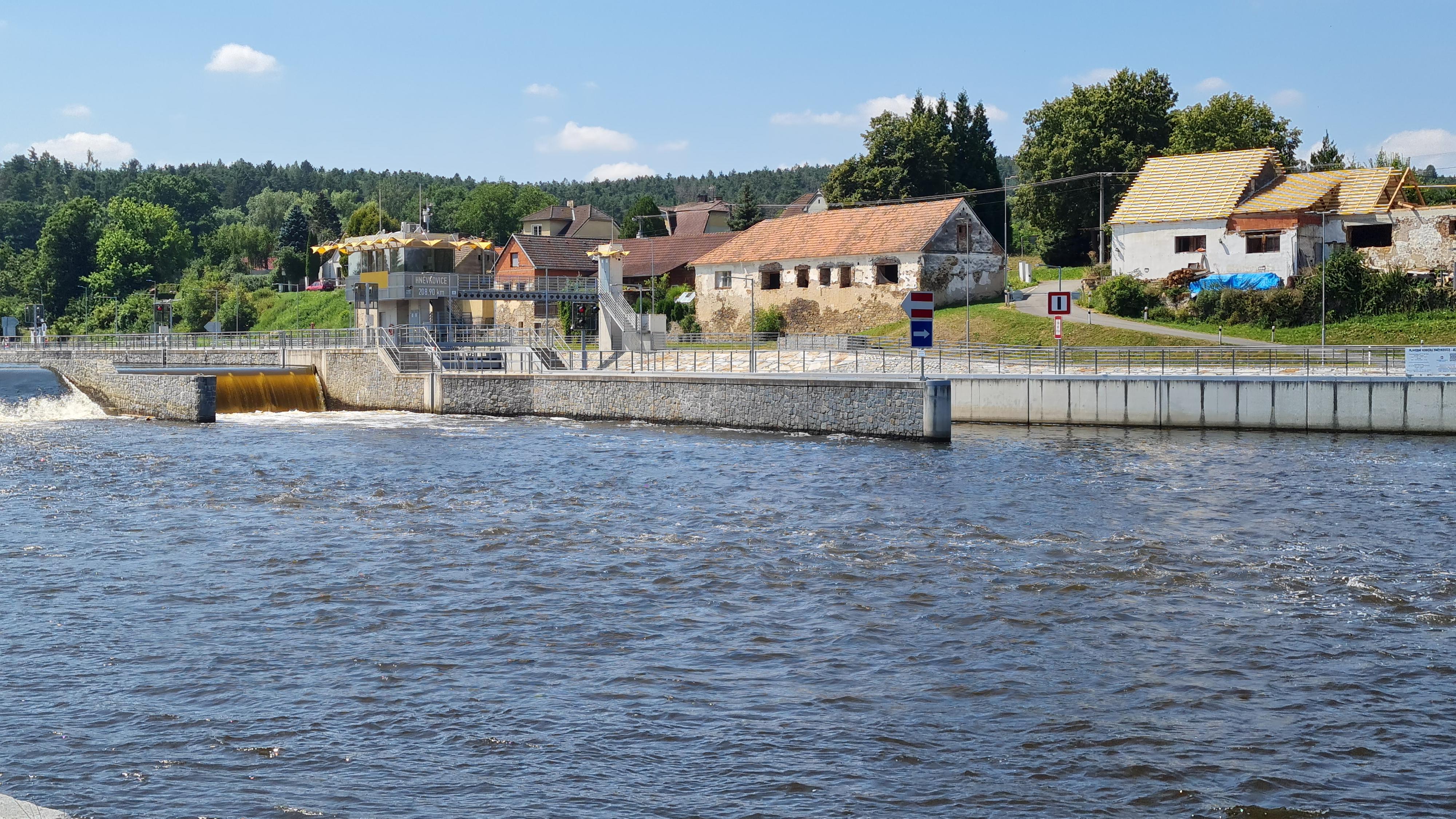 Plavební komora Hněvkovice jez foto 4