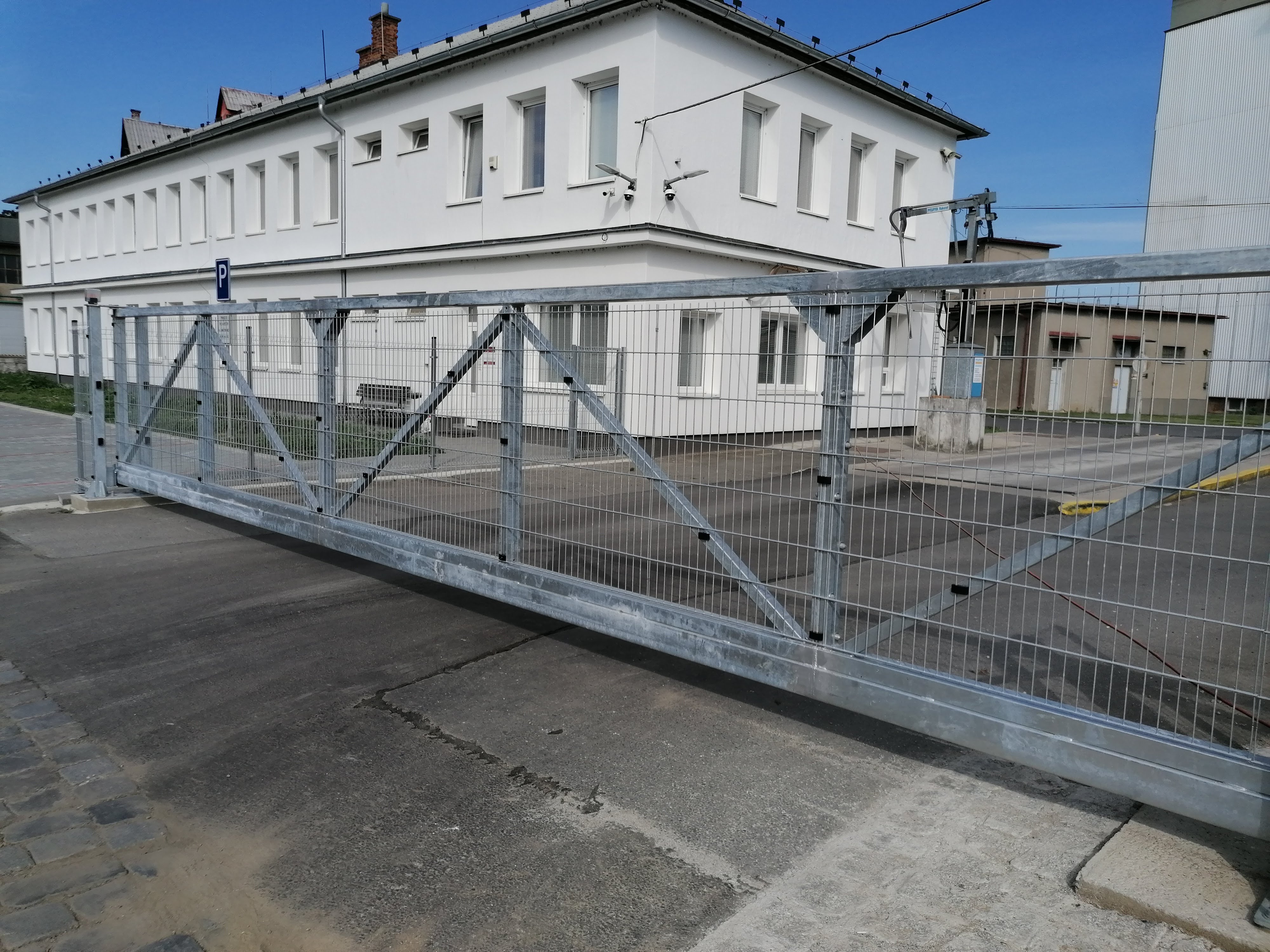 MARDES DESIGN - posuvné brány a křídlové brány foto 4