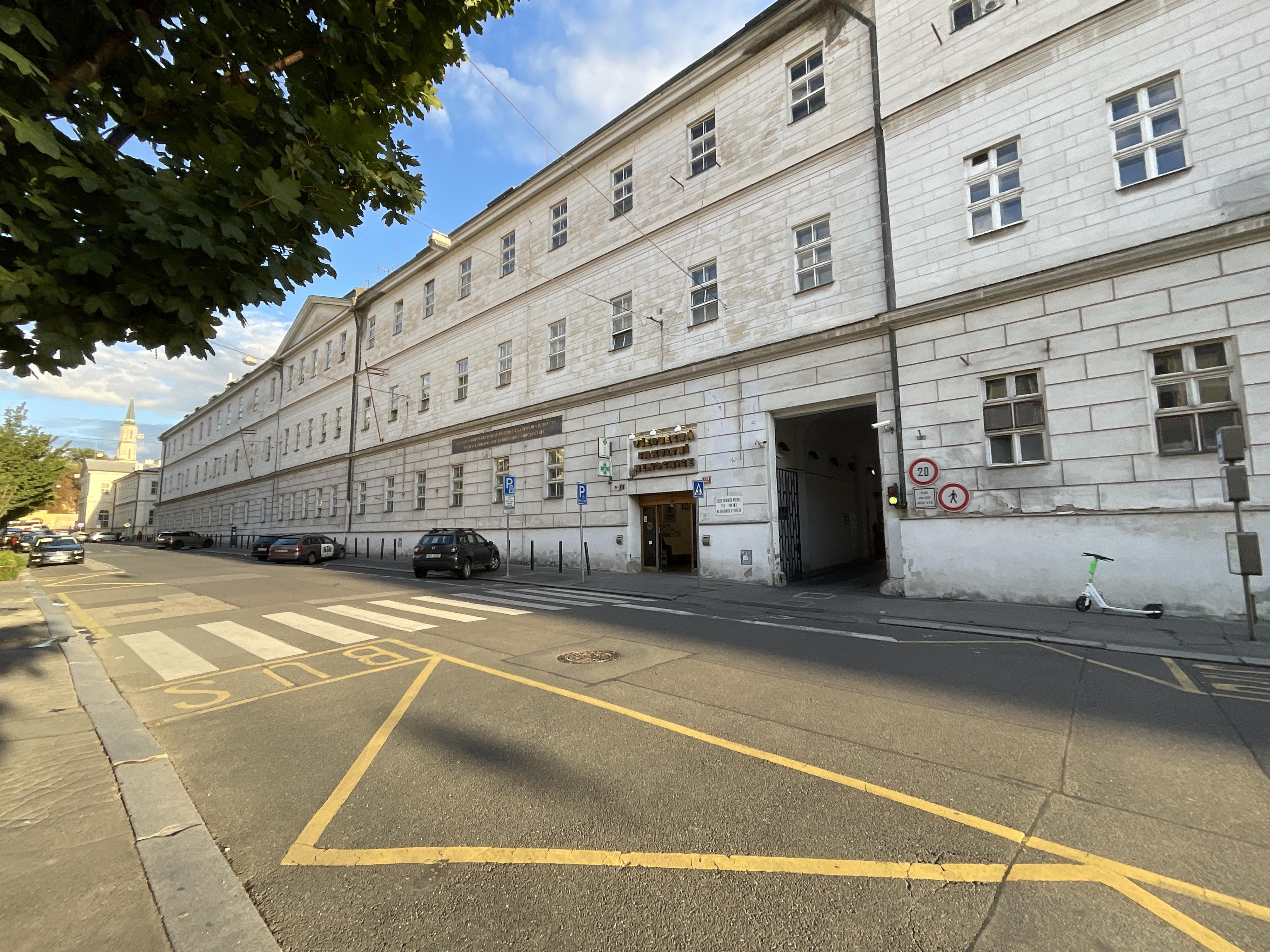 Ústav hematologie a krevní transfuze 1.LF a ÚHKT - Univerzita Karlova foto 3