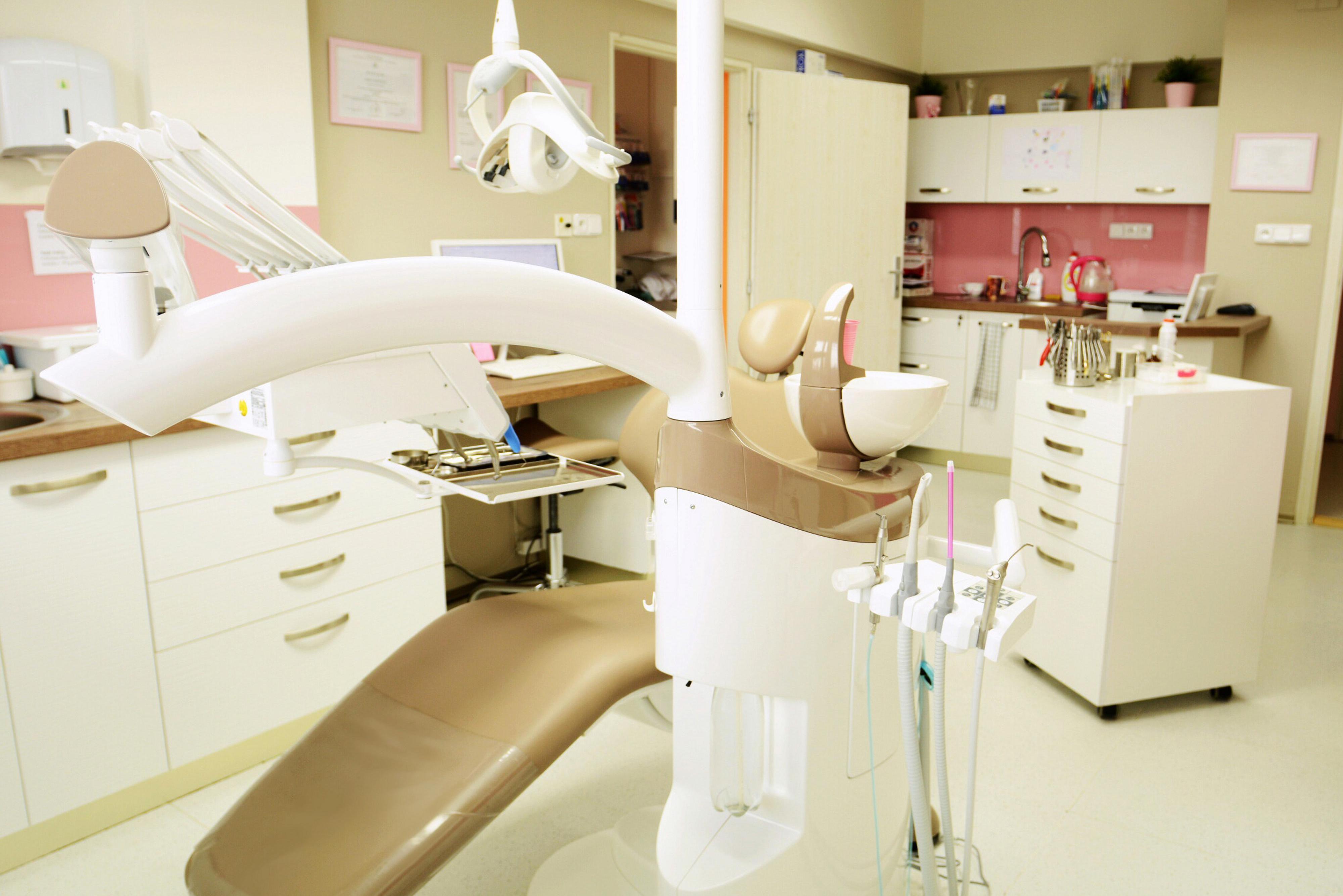 Zubní ordinace Mohelnice - Stomatologie Ambrožovi s.r.o. - MDDr. Zdeněk Ambrož.