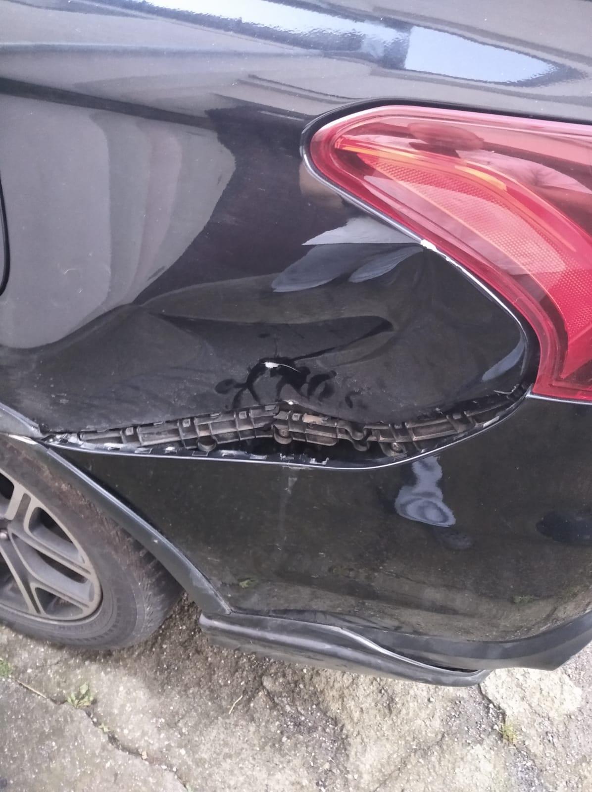 René Zahradníček - Opravy karoserií foto 2