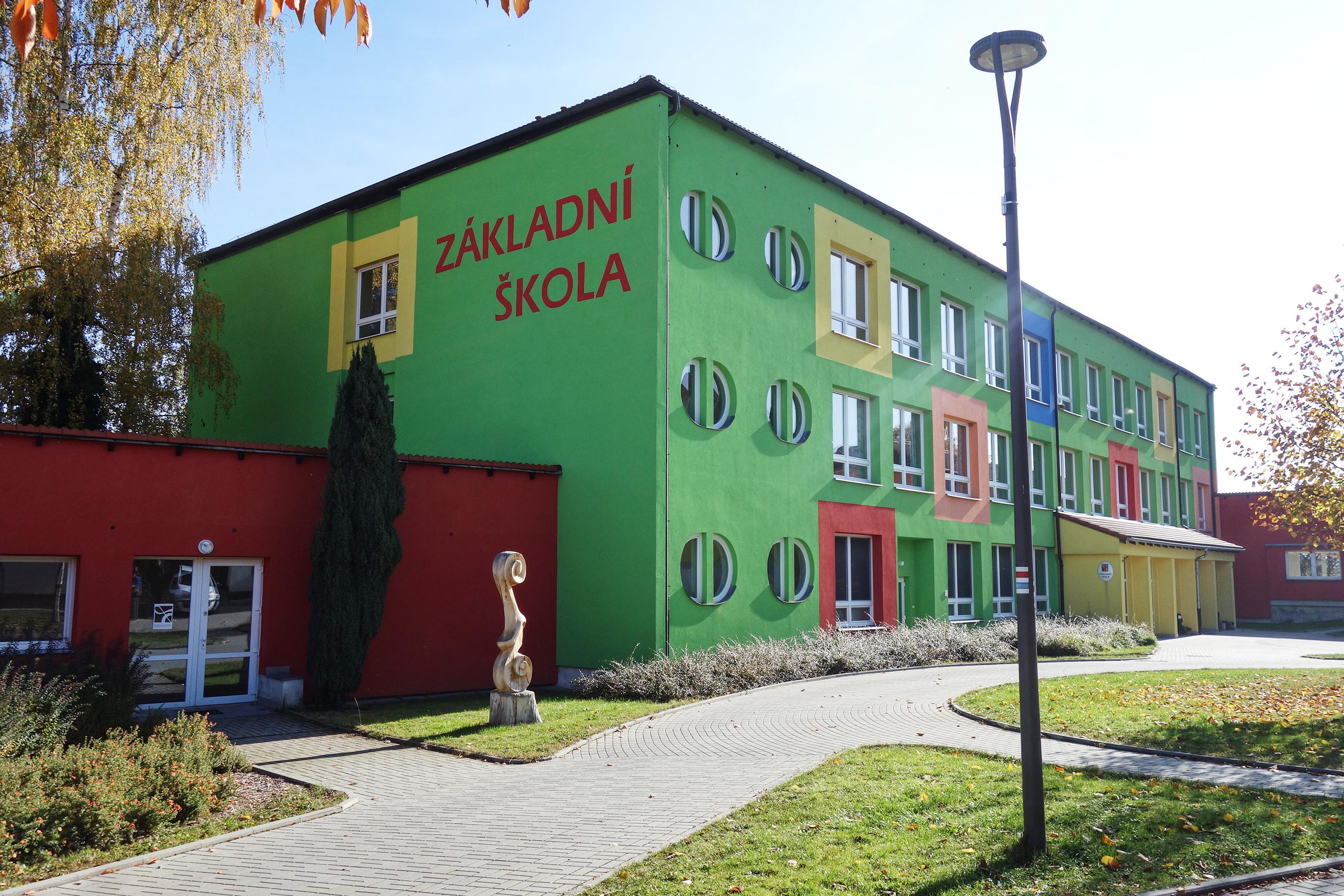 Základní škola a Mateřská škola Lhenice foto 2