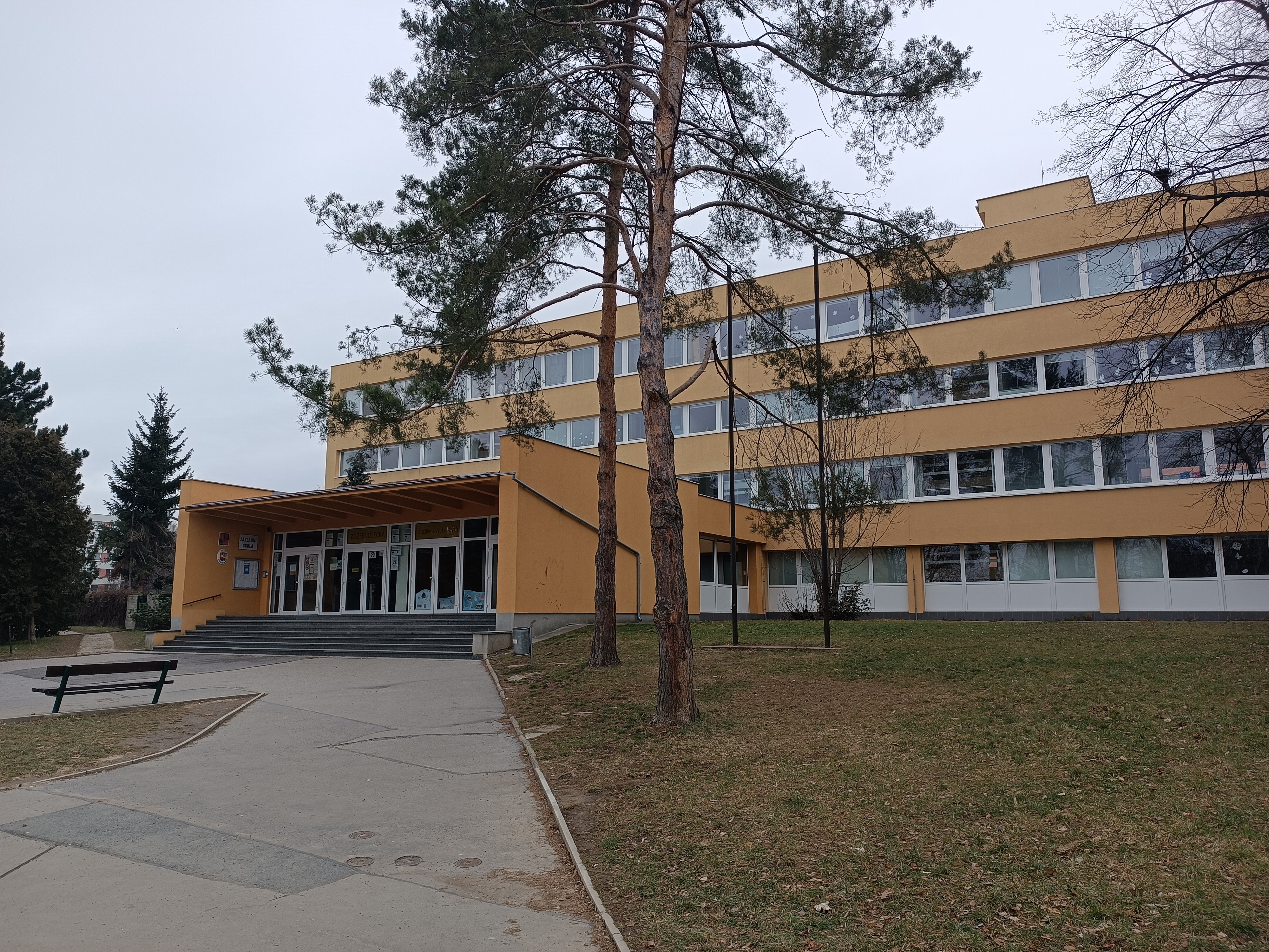 Základní škola, Praha 8, Žernosecká 3 foto 2
