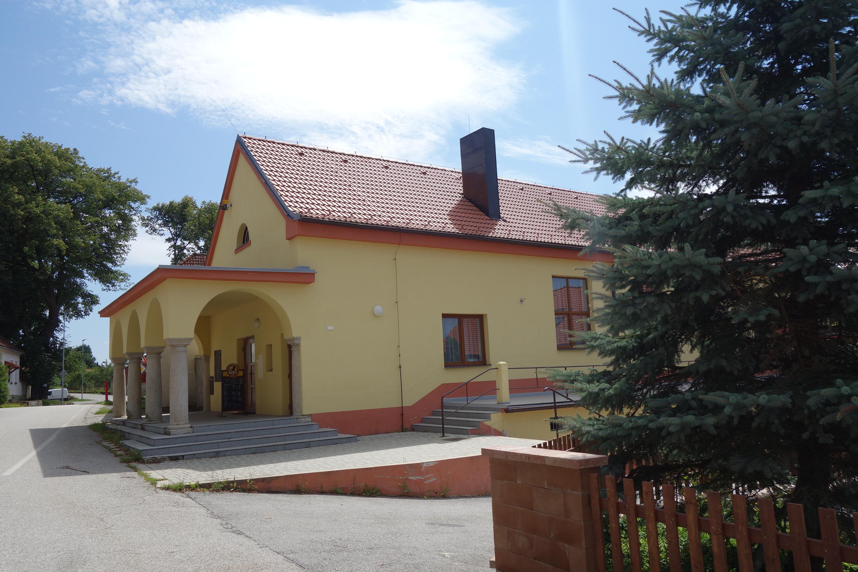 Ostrolovský Újezd - obecní úřad foto 4
