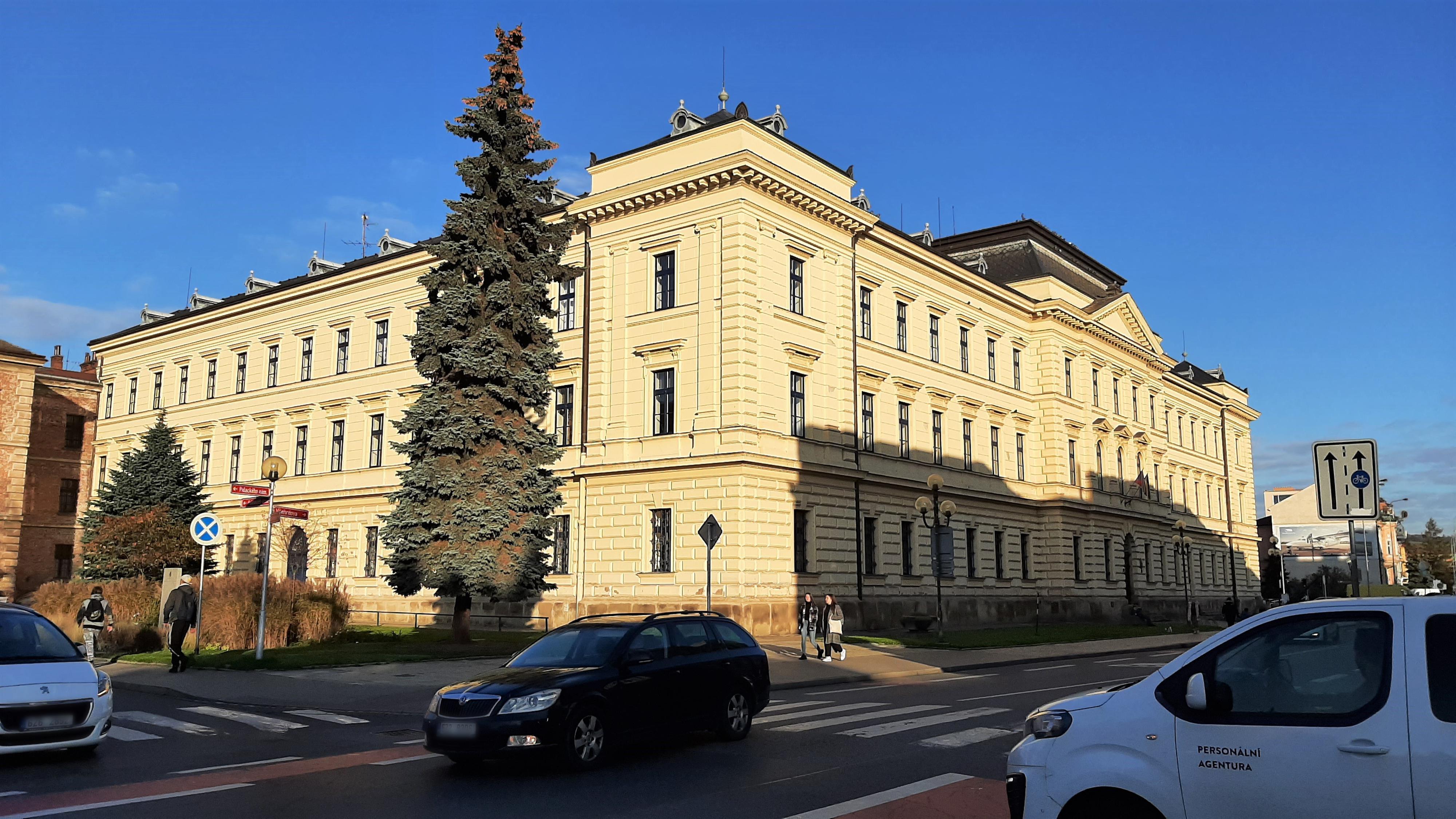Střední uměleckoprůmyslová škola Uherské Hradiště - knihovna foto 2