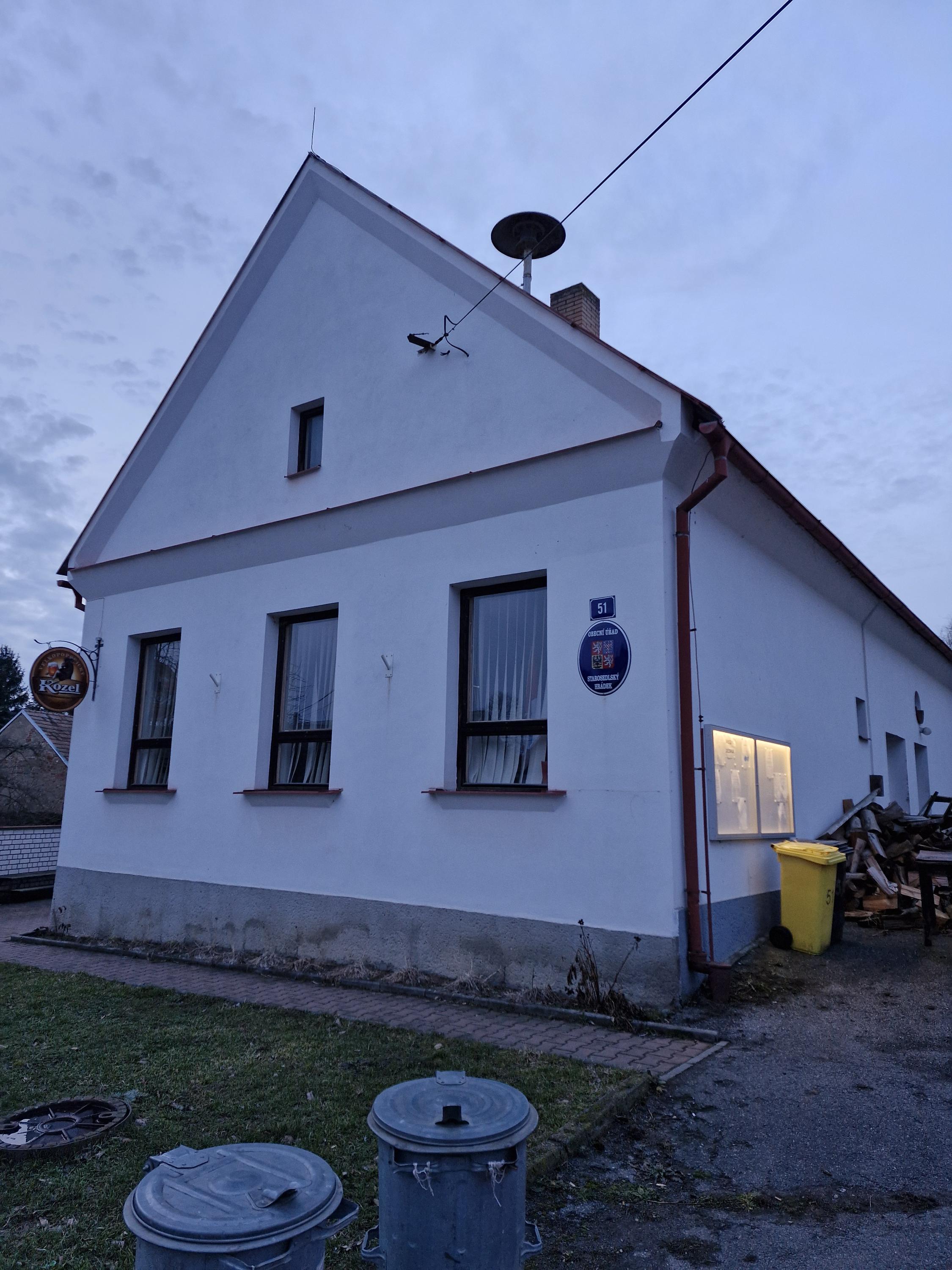 Starosedlský Hrádek - obecní úřad foto 2