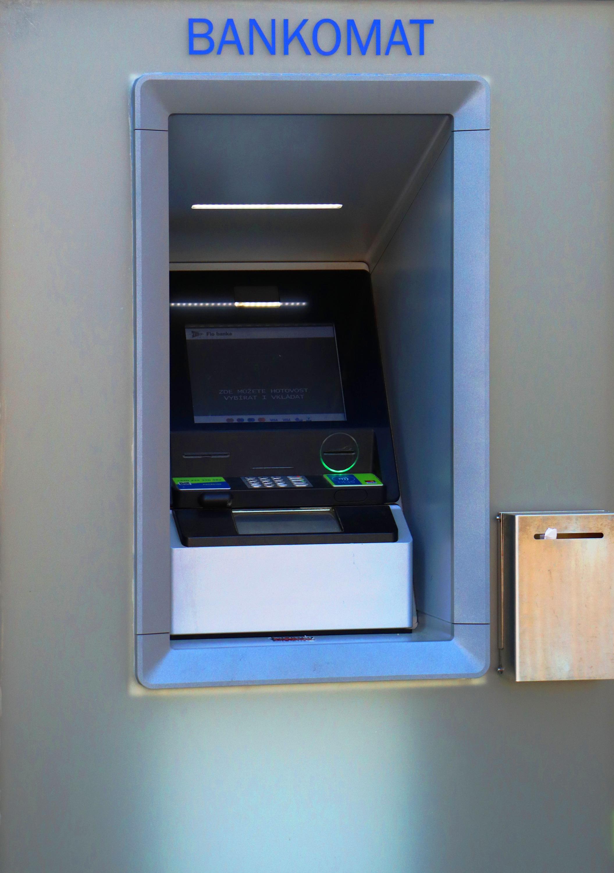 Fio banka - bankomat i vkladomat foto 5