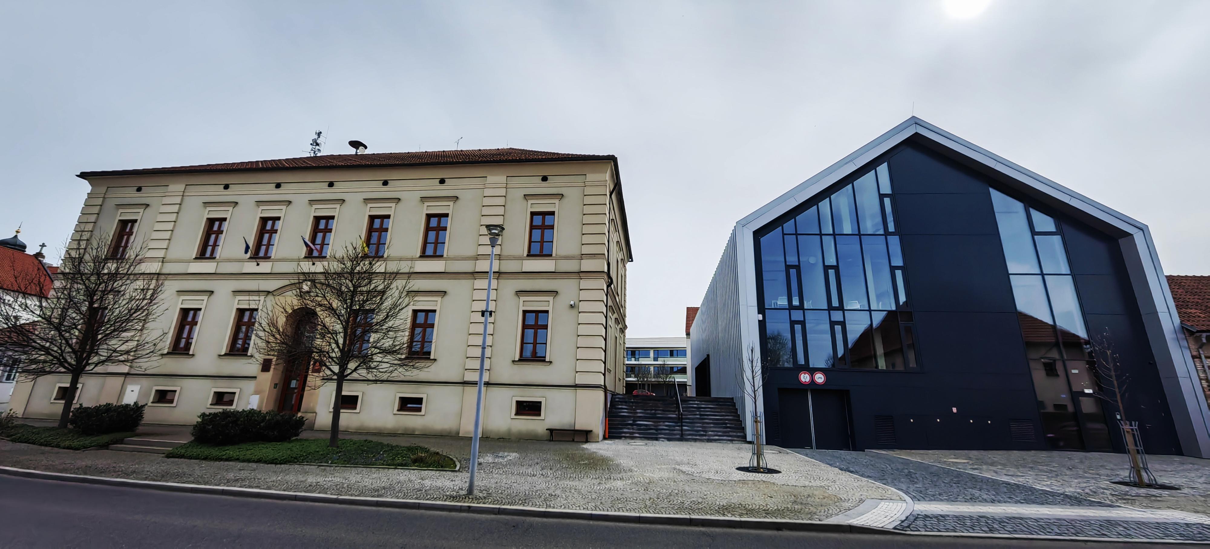 Dolní Břežany - obecní úřad foto 2