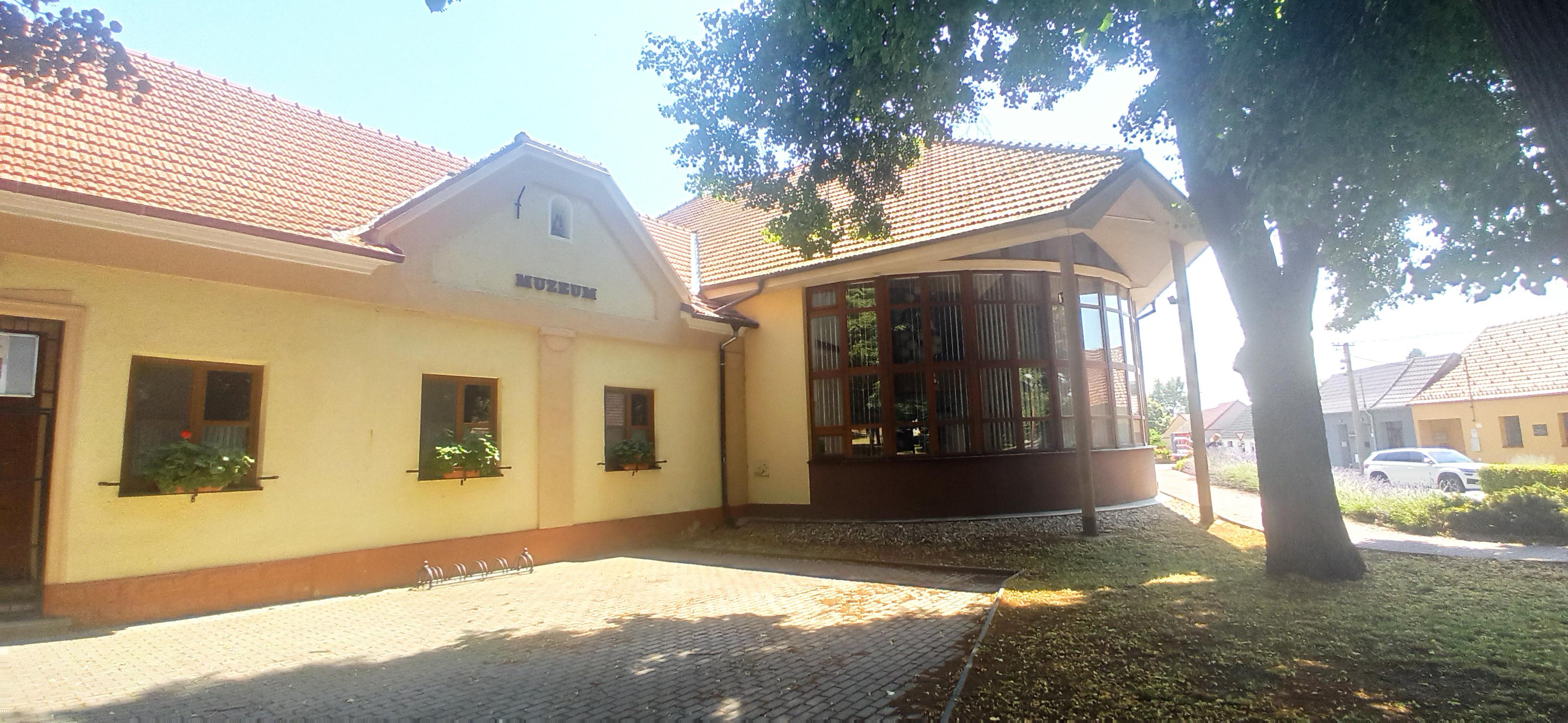 Rohatec - obecní úřad foto 4