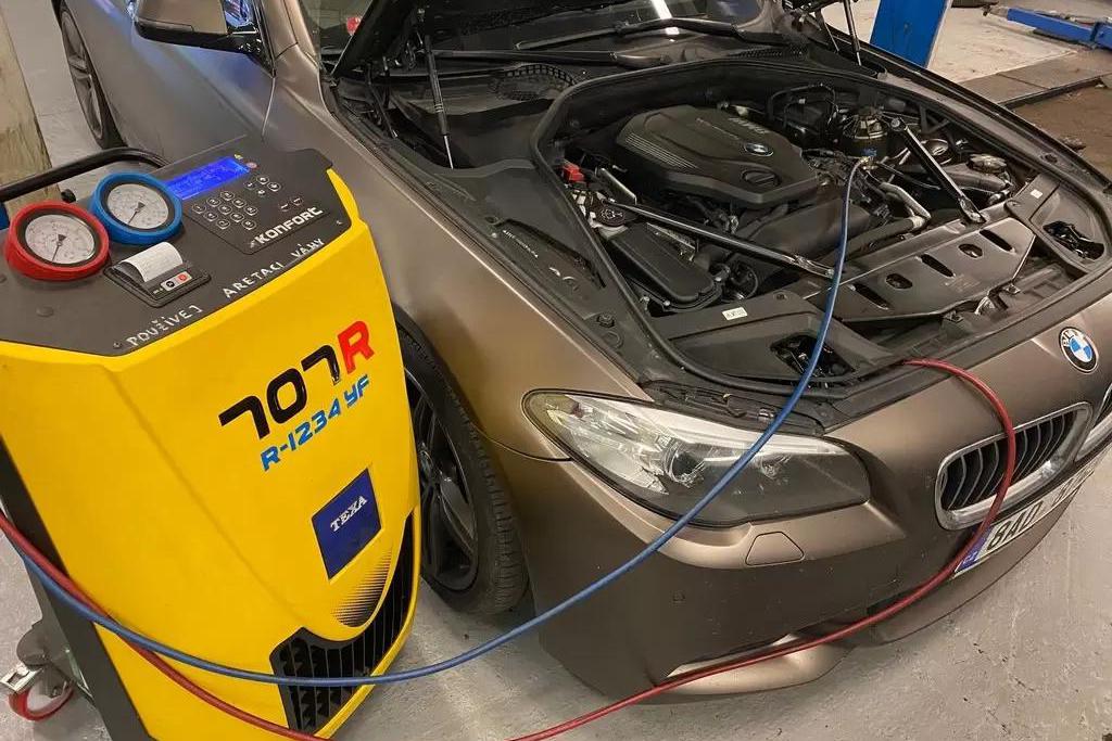 Plnění klimatizace