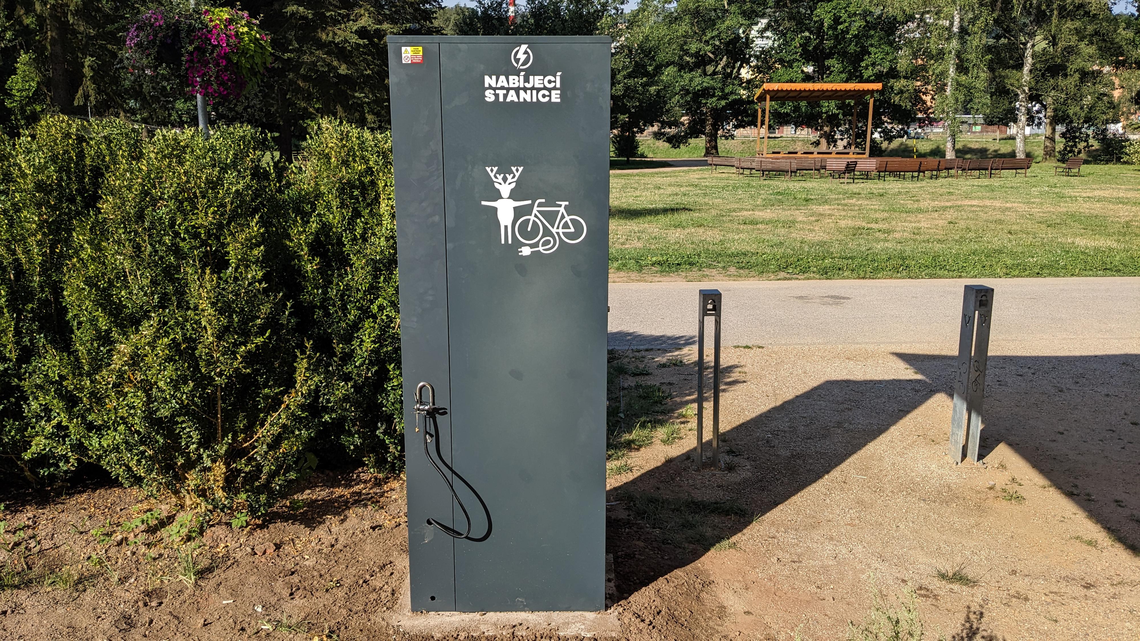 Nabíjecí stanice pro elektrokola a mobilní zařízení foto 4