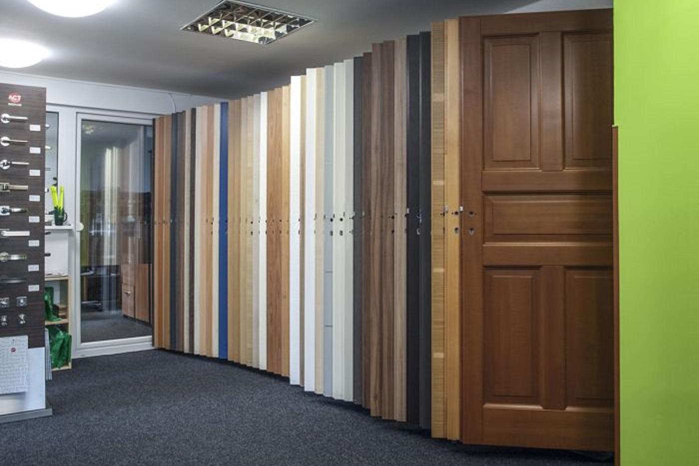 Vnitřní dveře a obložkové zárubně včetně kování.