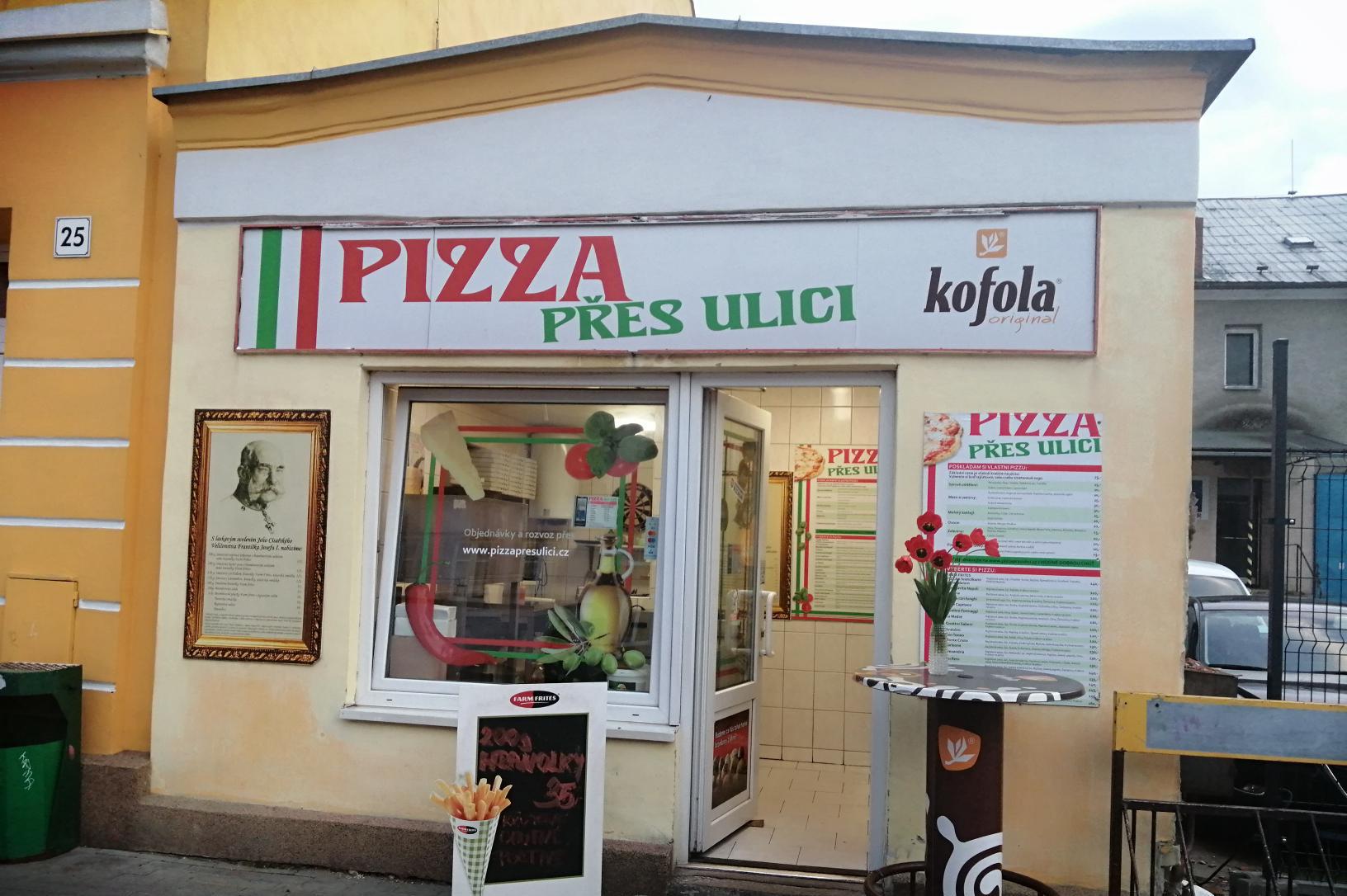 Pizza přes ulici