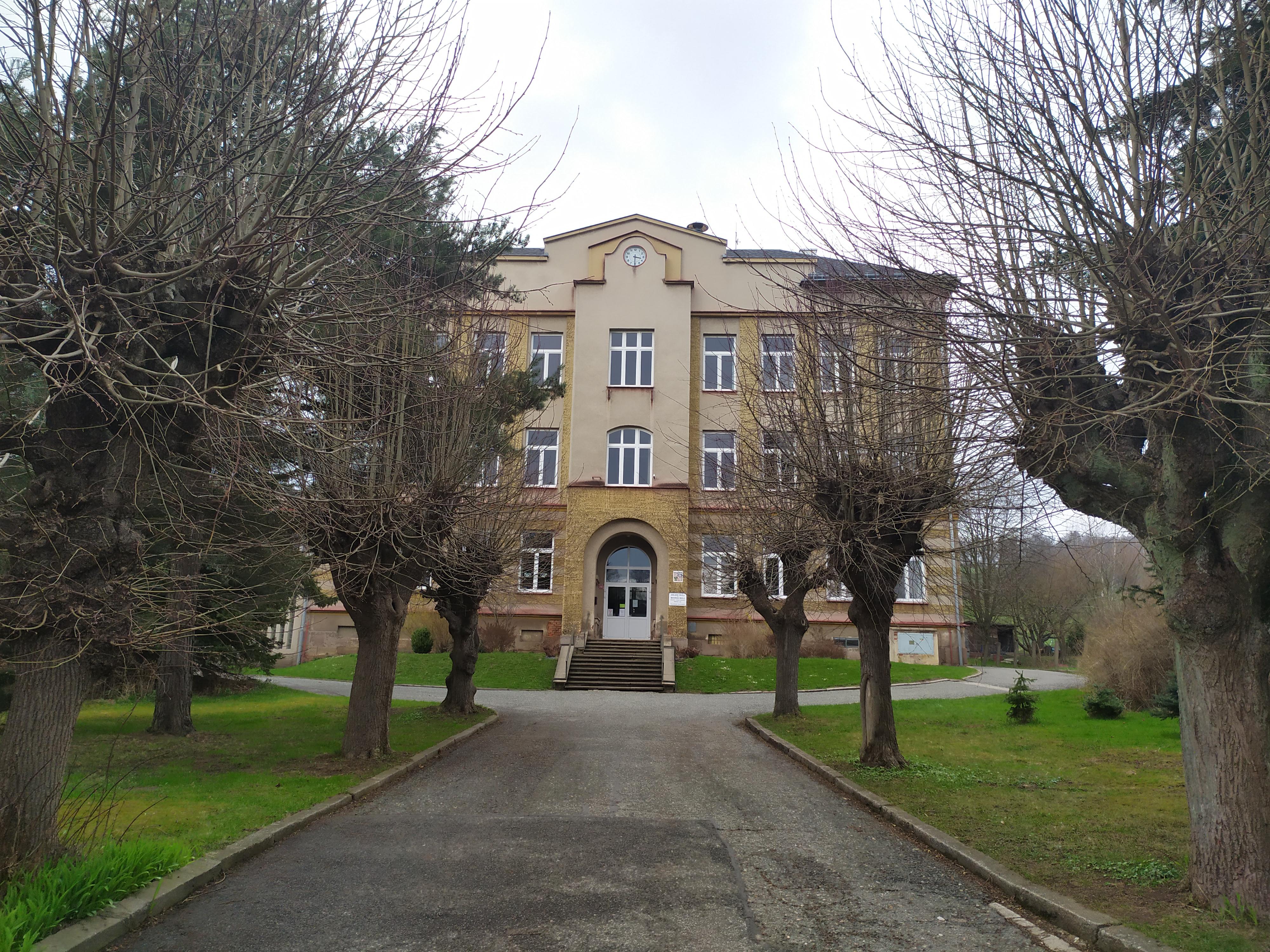 ZŠ Hronov, Zbečník