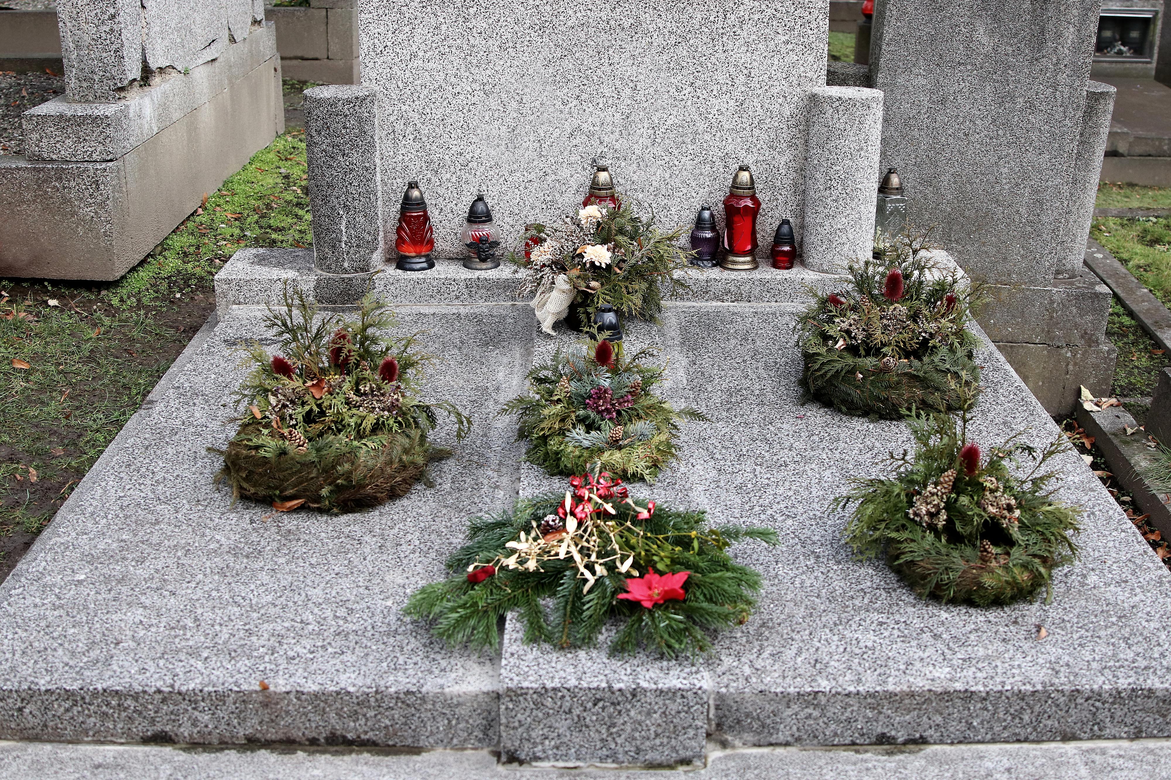 Naronis - Péče o hrob foto 1