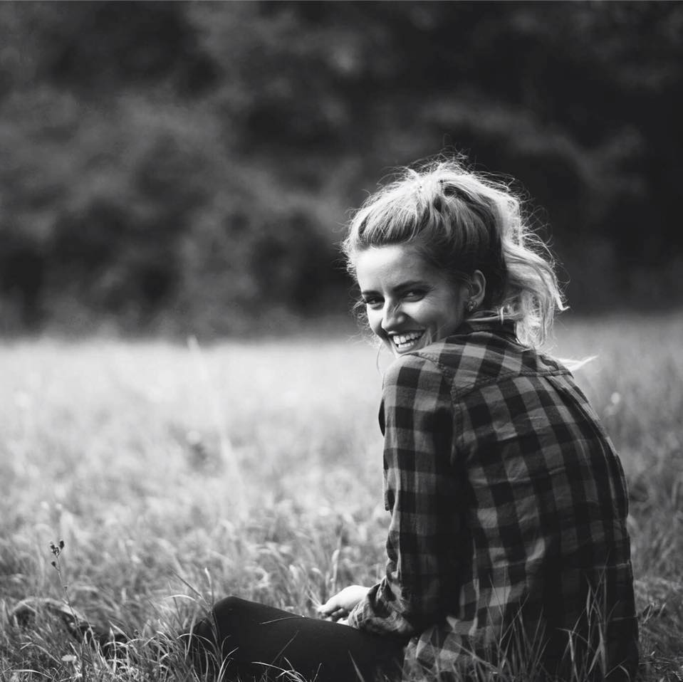 Dívka s kouzelnou krabičkou na obrázky foto 1