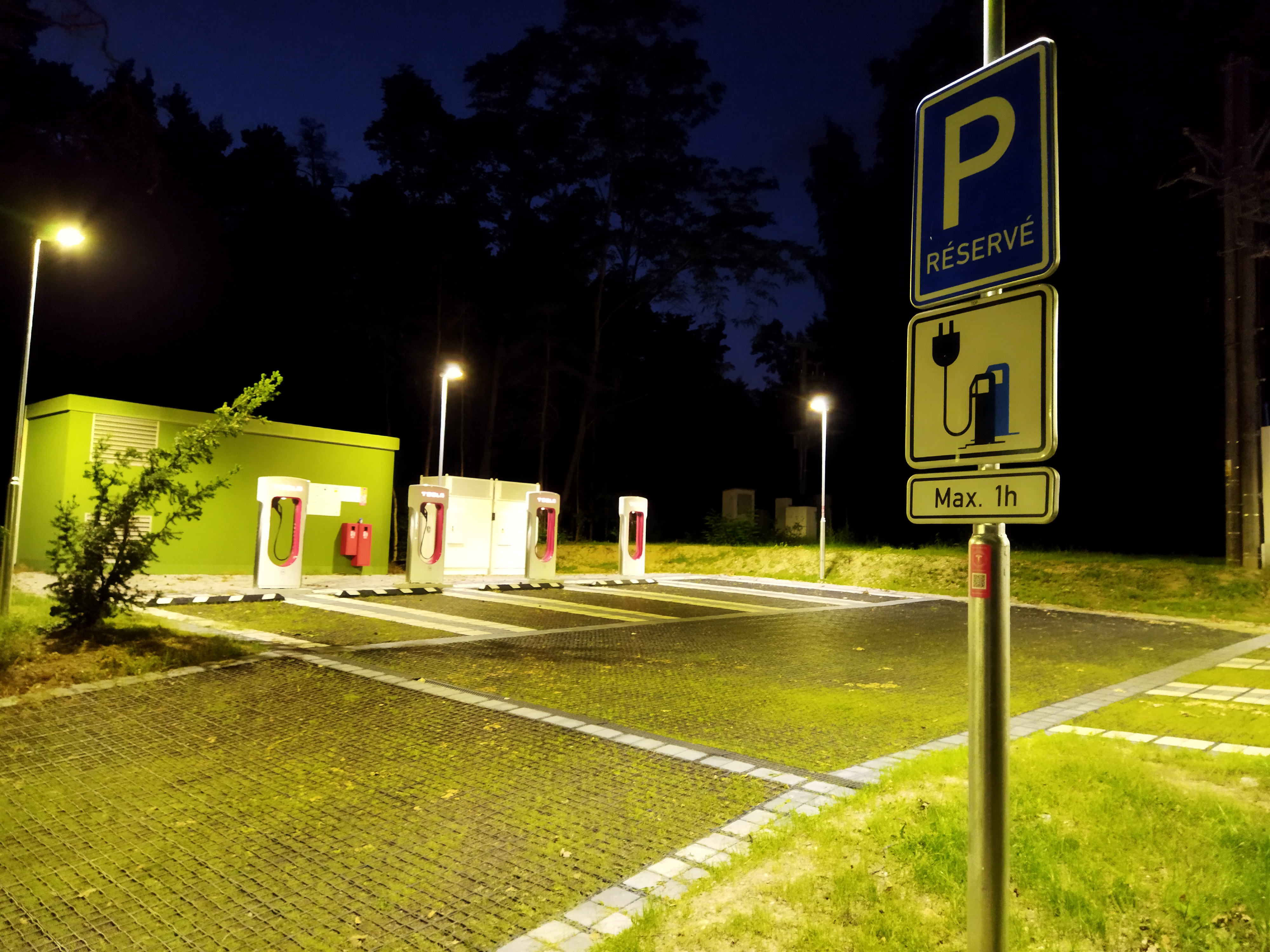 Nabíjecí stanice Tesla supercharger foto 4