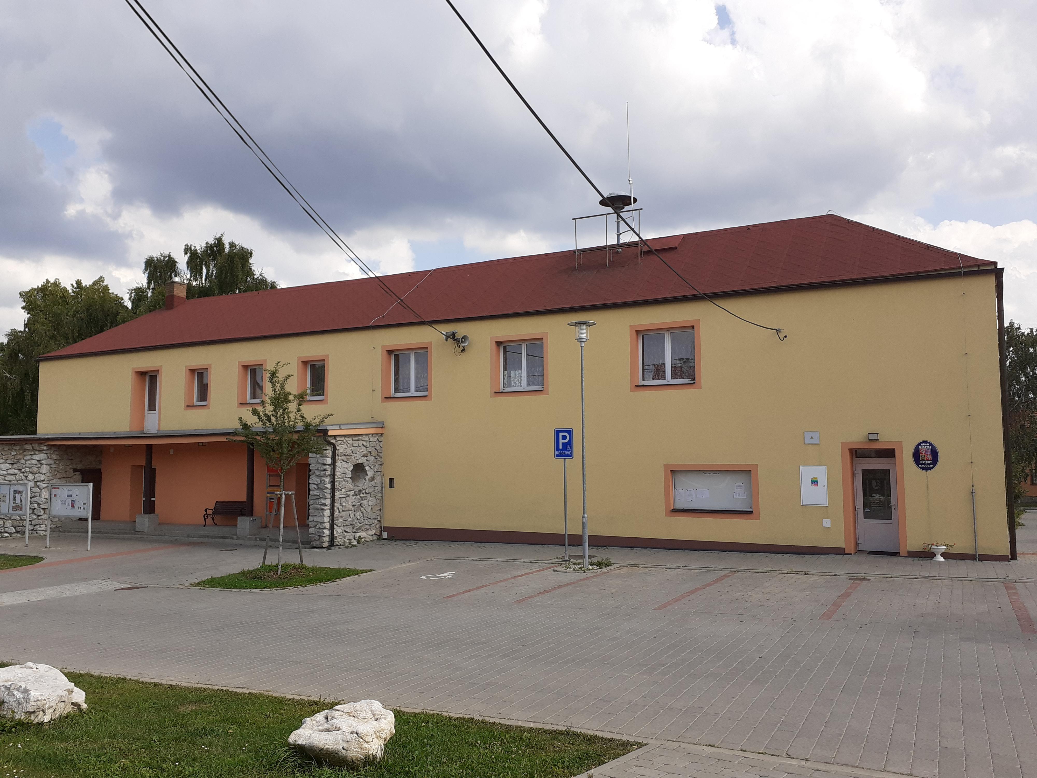 Ostrov u Macochy - úřad městyse