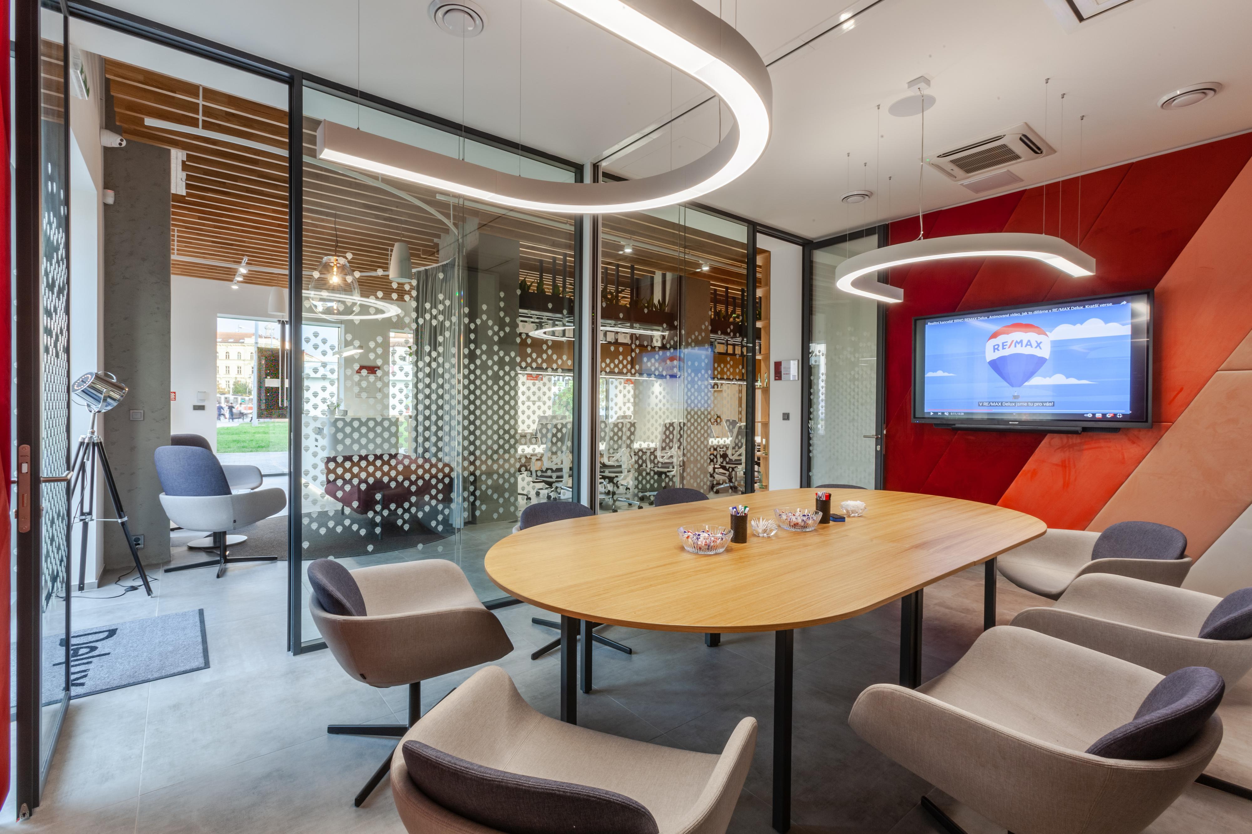 RE/MAX Delux foto 5