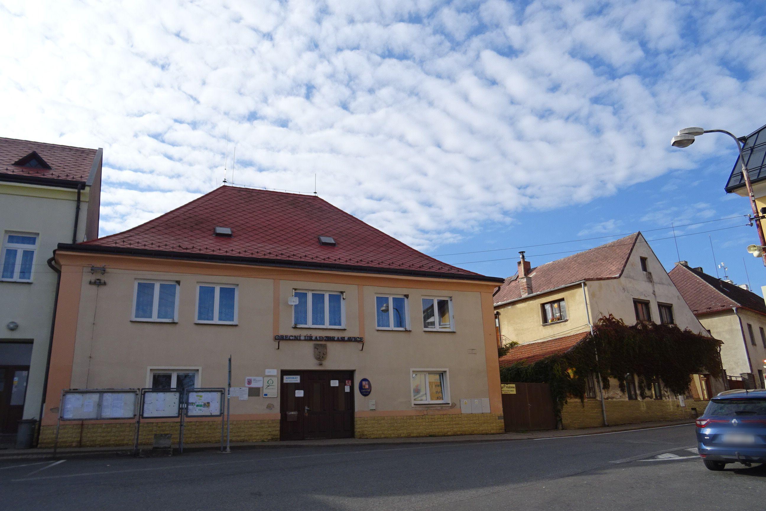 Zbraslavice - obecní úřad foto 2