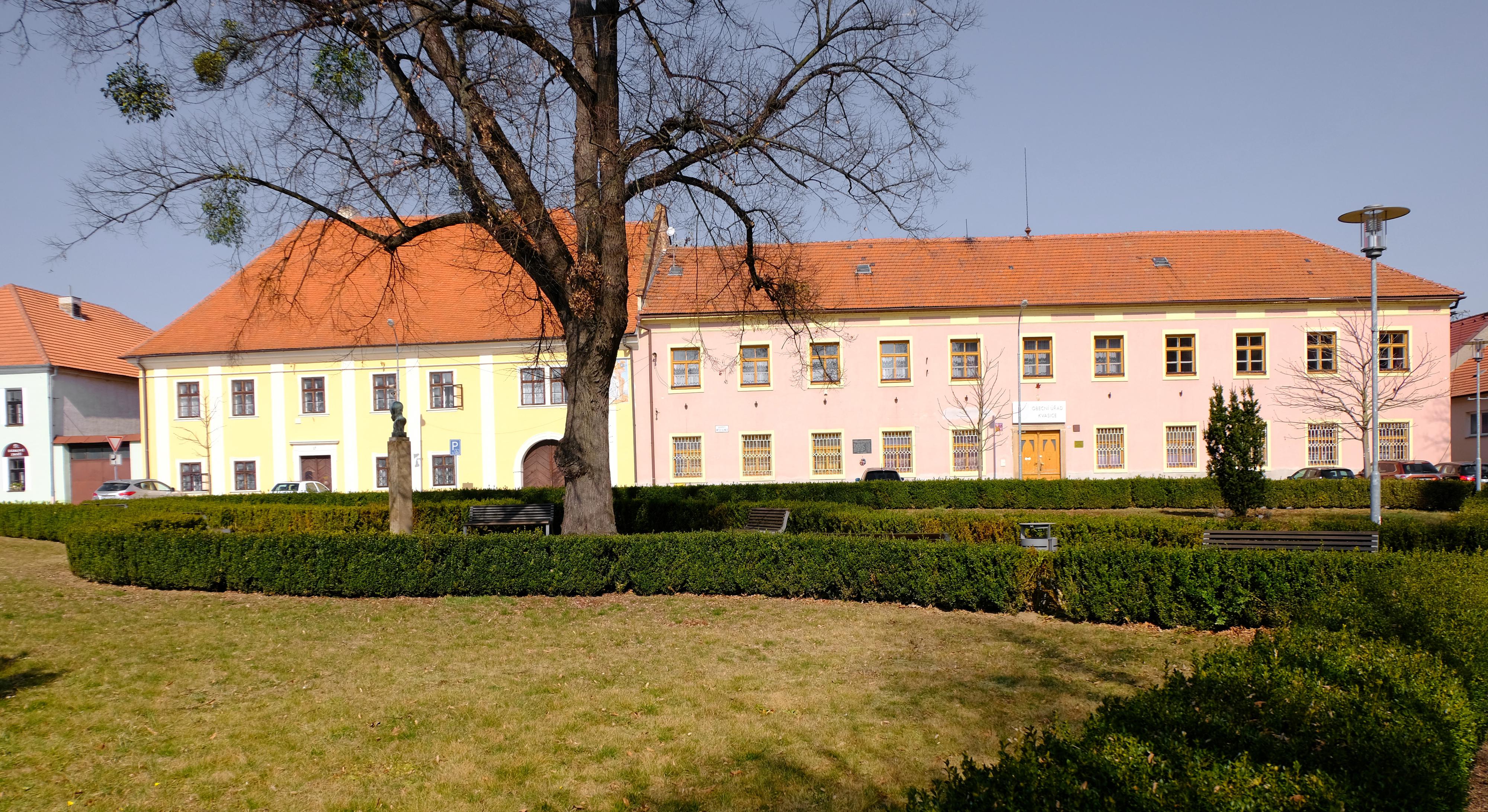 Kvasice - obecní úřad foto 5
