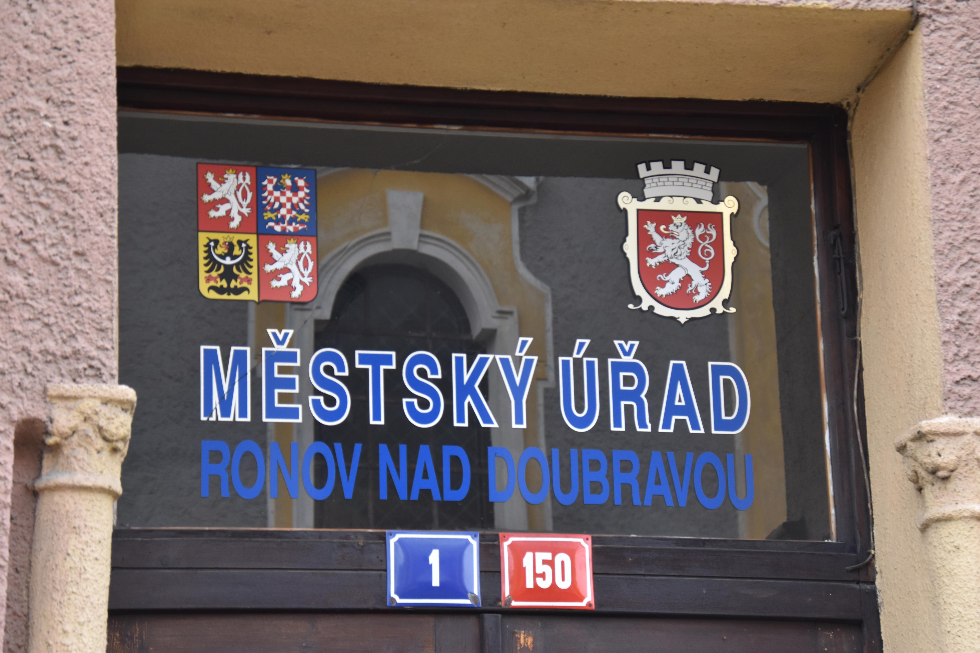 Ronov nad Doubravou - městský úřad foto 2