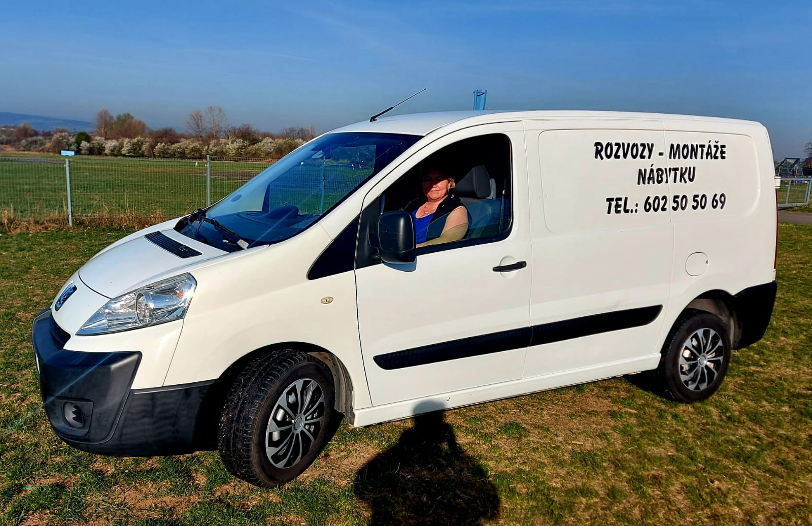 Autodoprava a montáž nábytku u pomníku foto 5