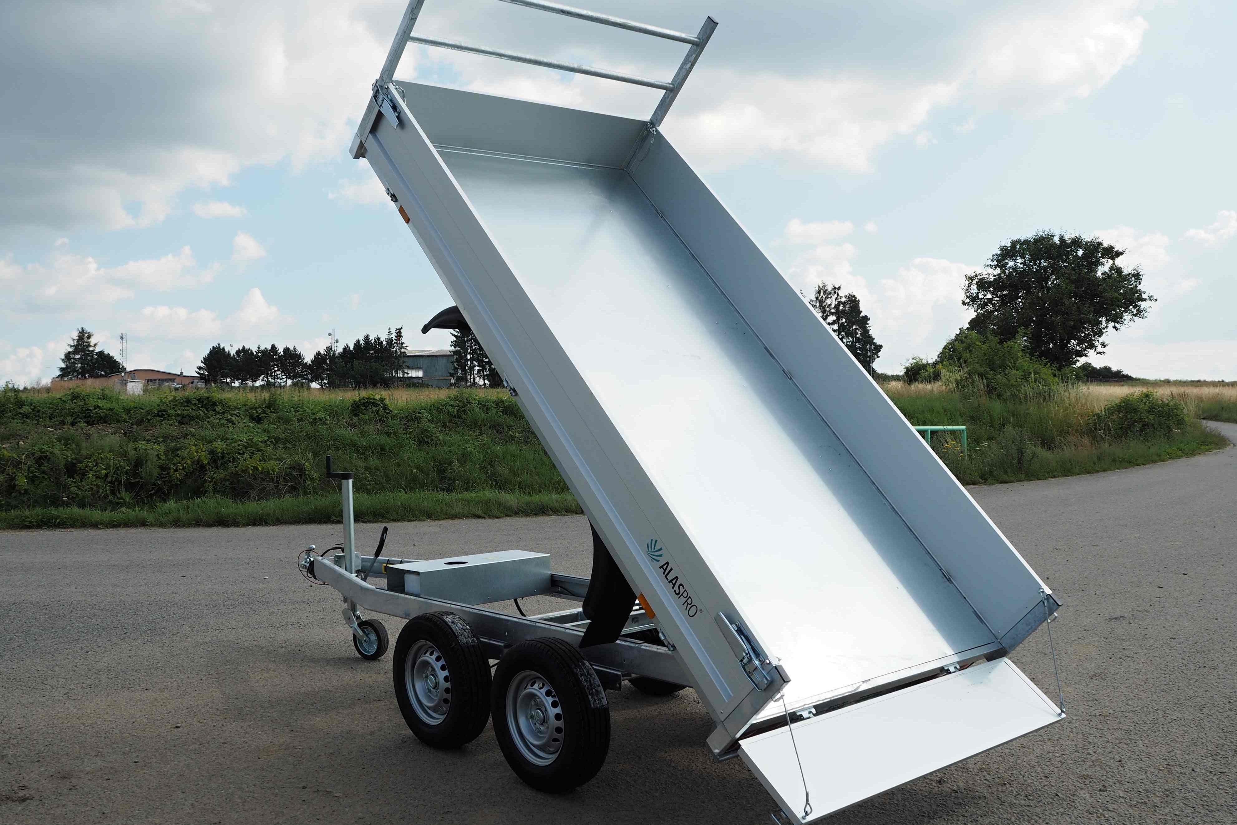 Sklápěcí přívěs ARN 2000kg 3060x1550mm v elektrice