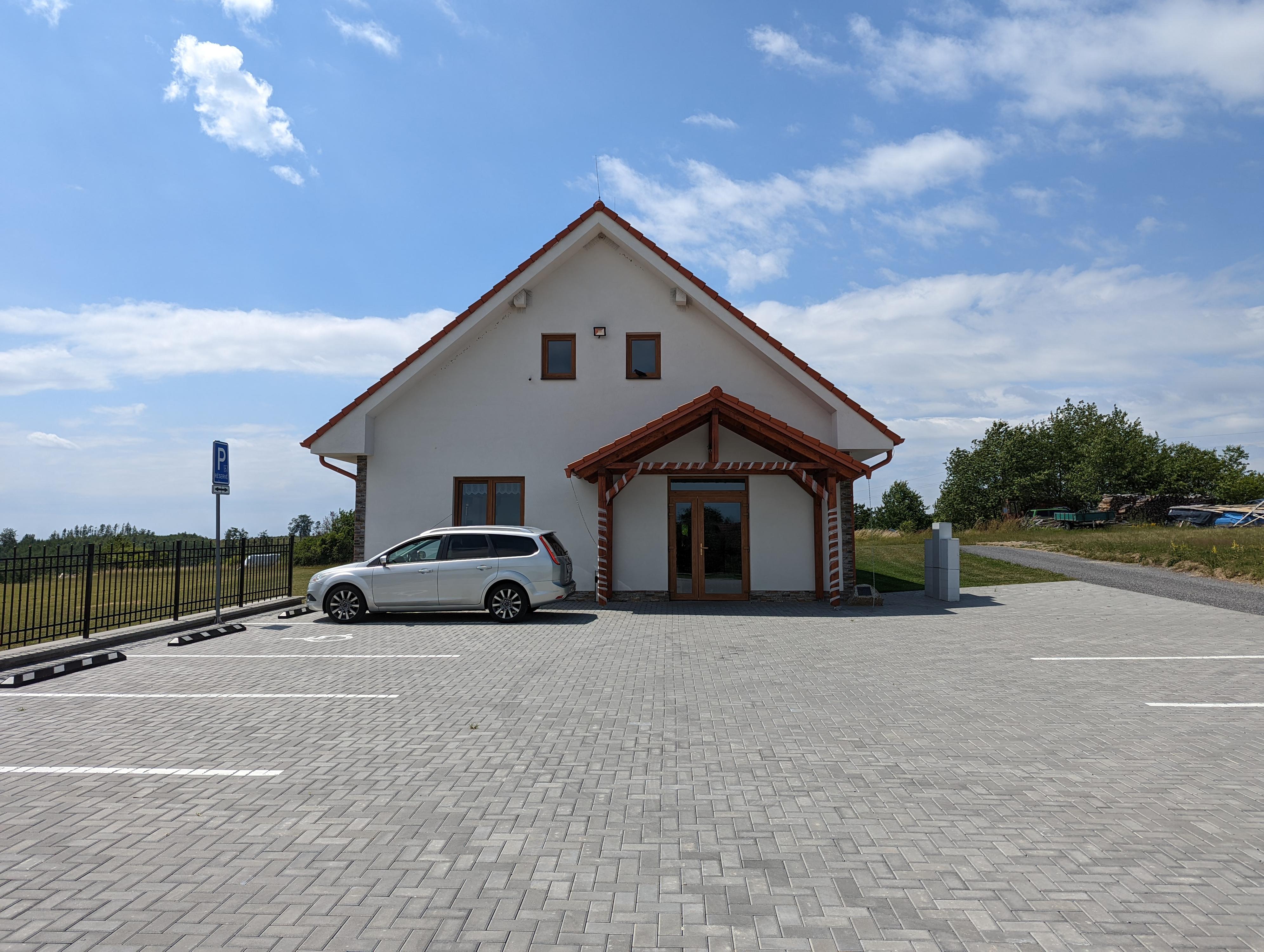 Kulturní dům Hroznatín foto 1