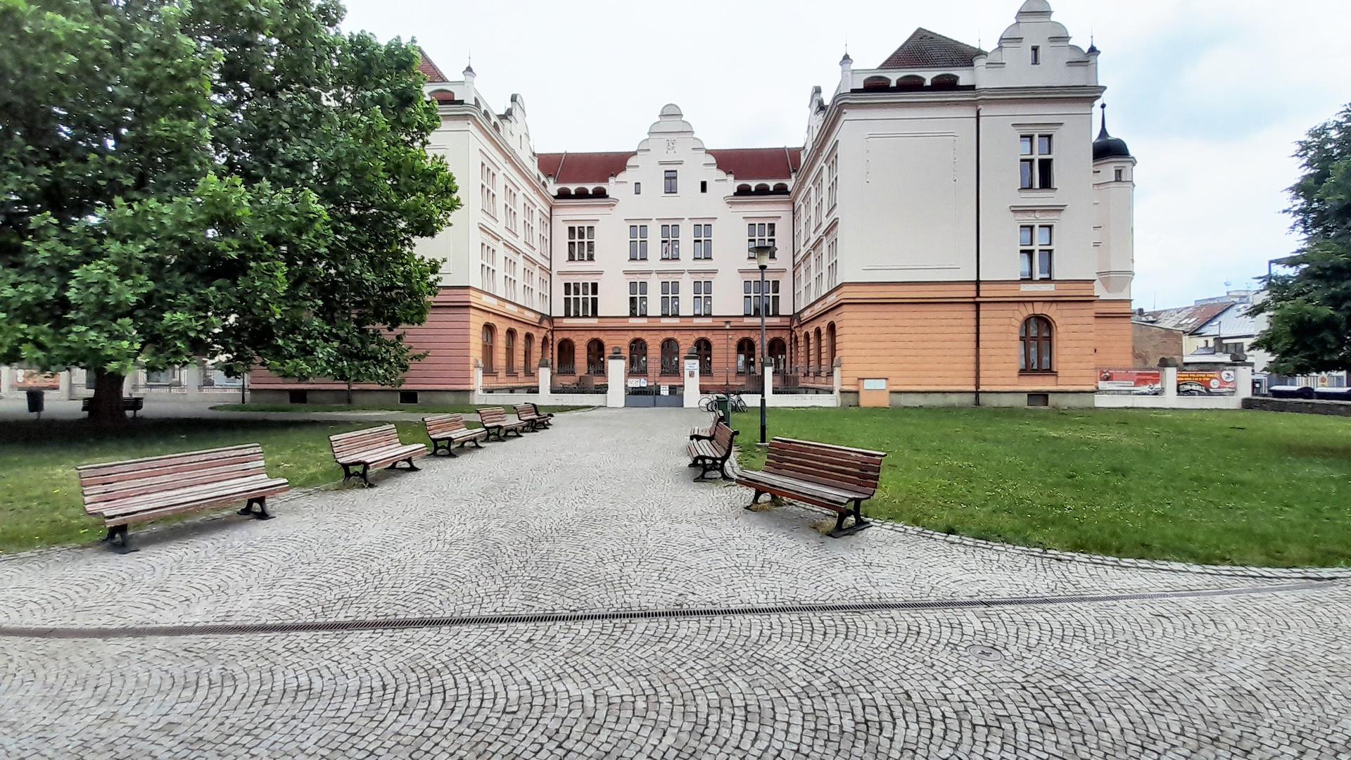 Základní škola Pardubice, Bratranců Veverkových 866