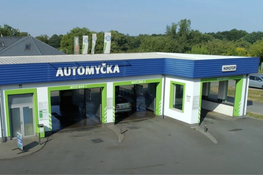 Samoobslužná automyčka v Karviné. Otevřeno 24/7