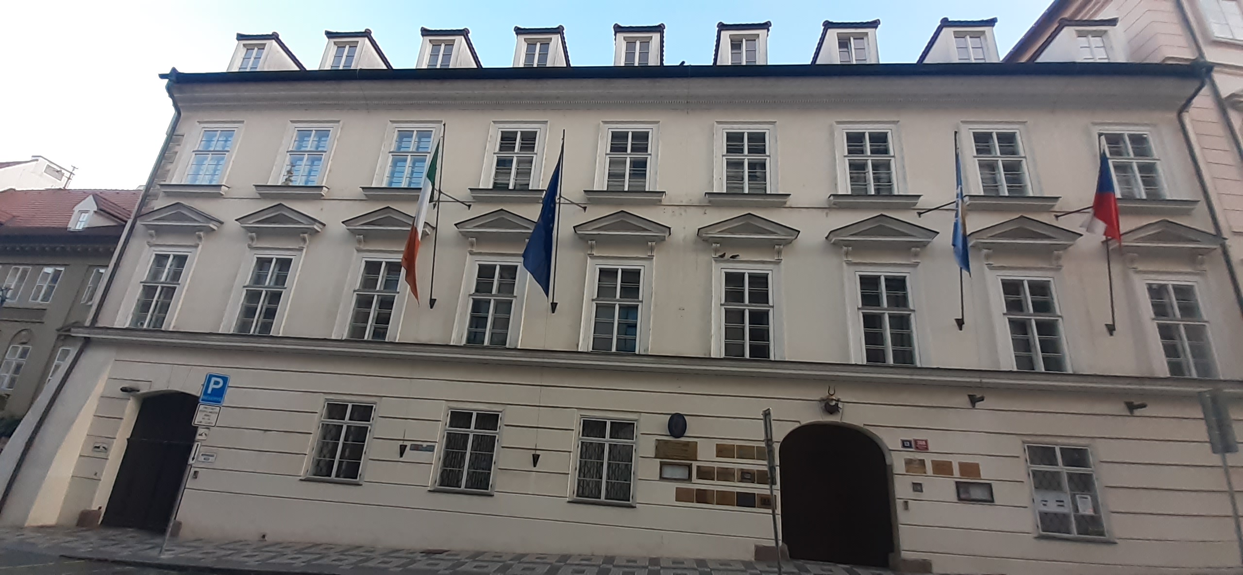 American Center - knihovna foto 3