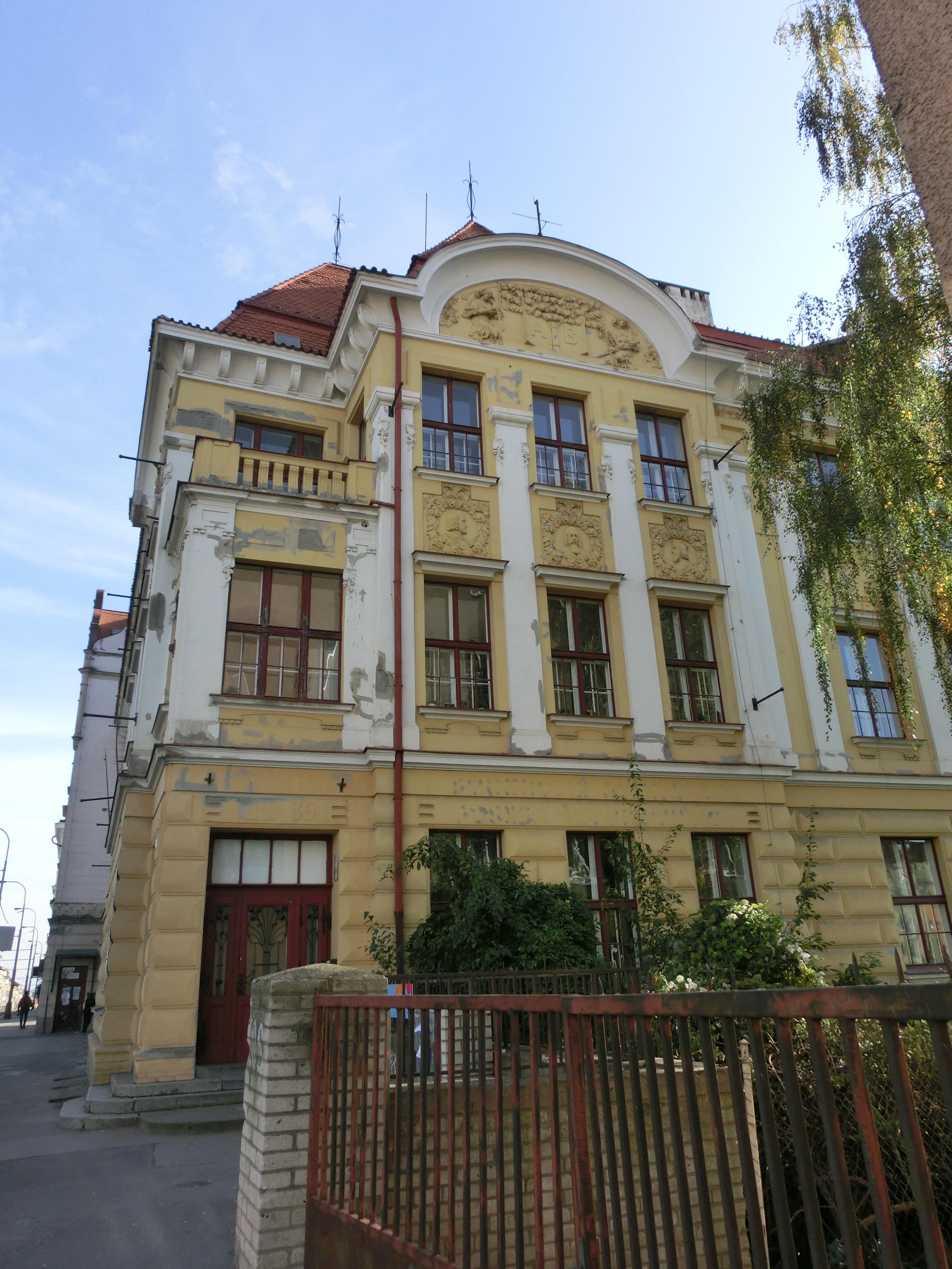 Gymnázium mezinárodních a veřejných vztahů Praha, s.r.o. foto 5