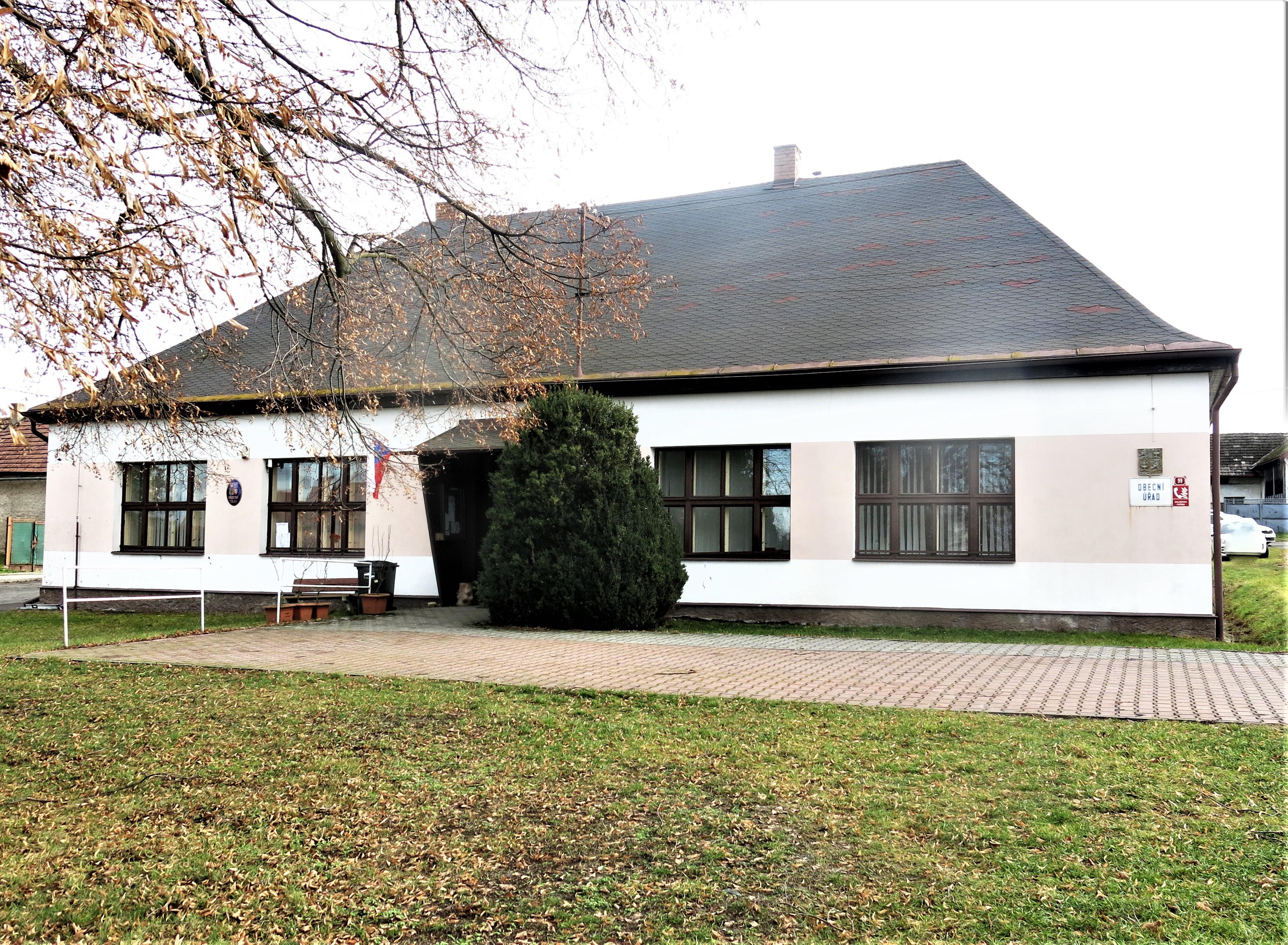 Polní Chrčice - obecní úřad foto 1