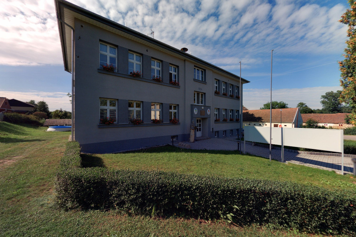 Polerady - obecní úřad foto 3