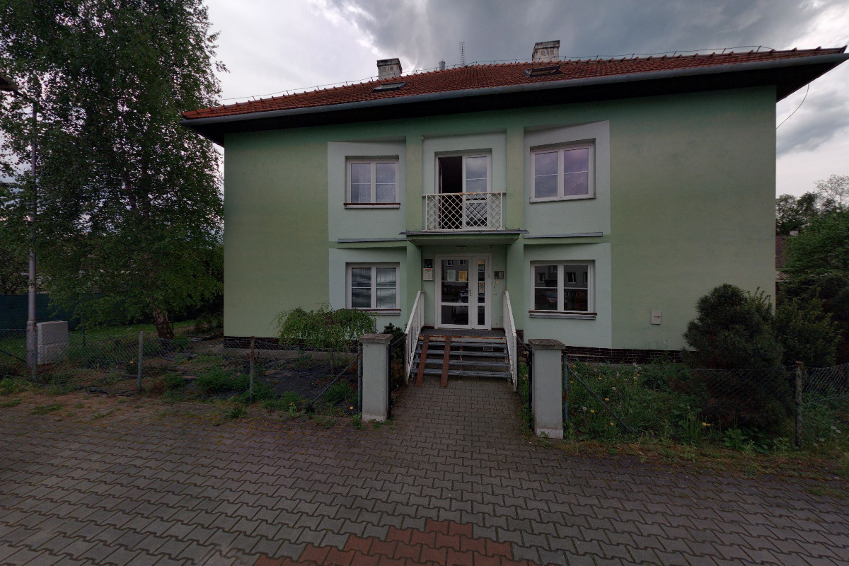 Pod křídly - Dům na půl cesty