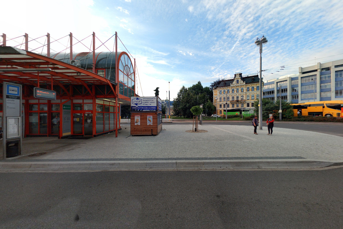 Stánek s občerstvením u terminálu MHD foto 3