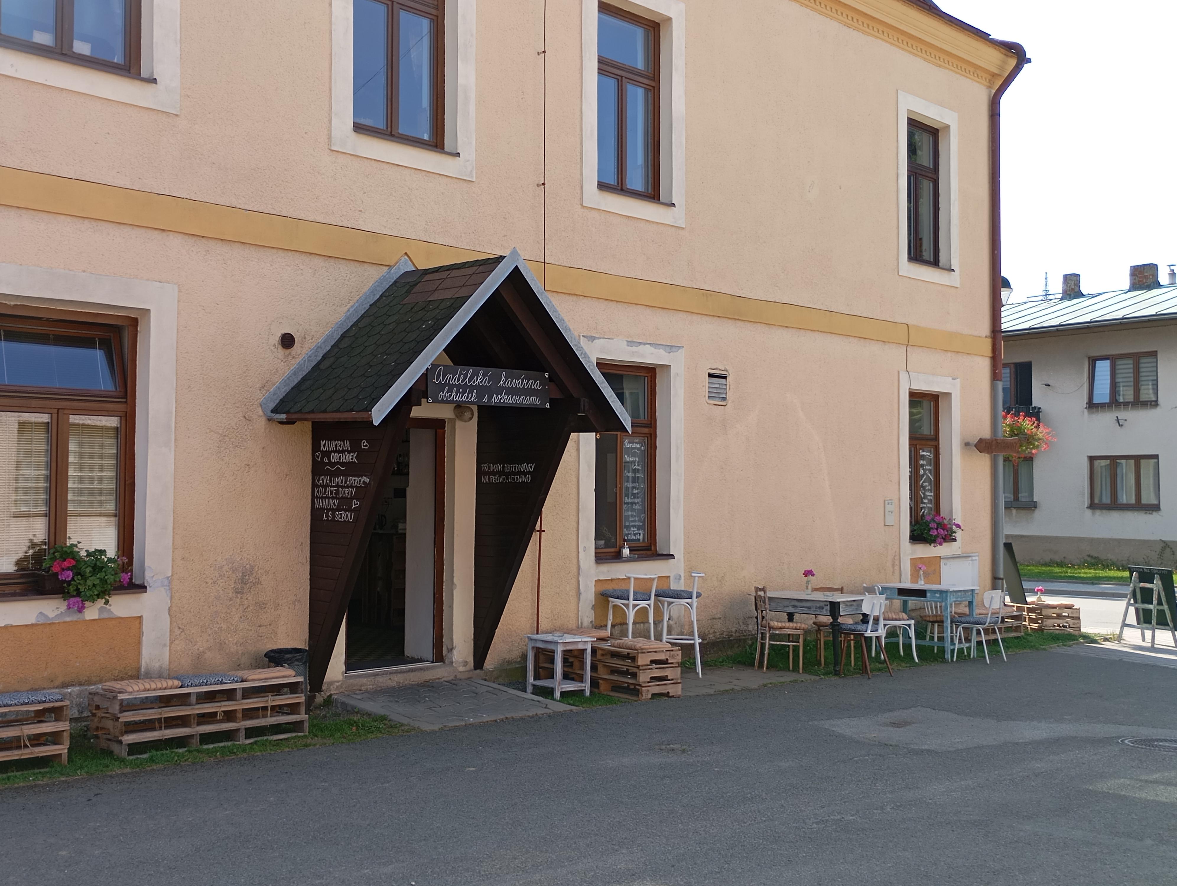 Andělská kavárna, obchůdek s potravinami