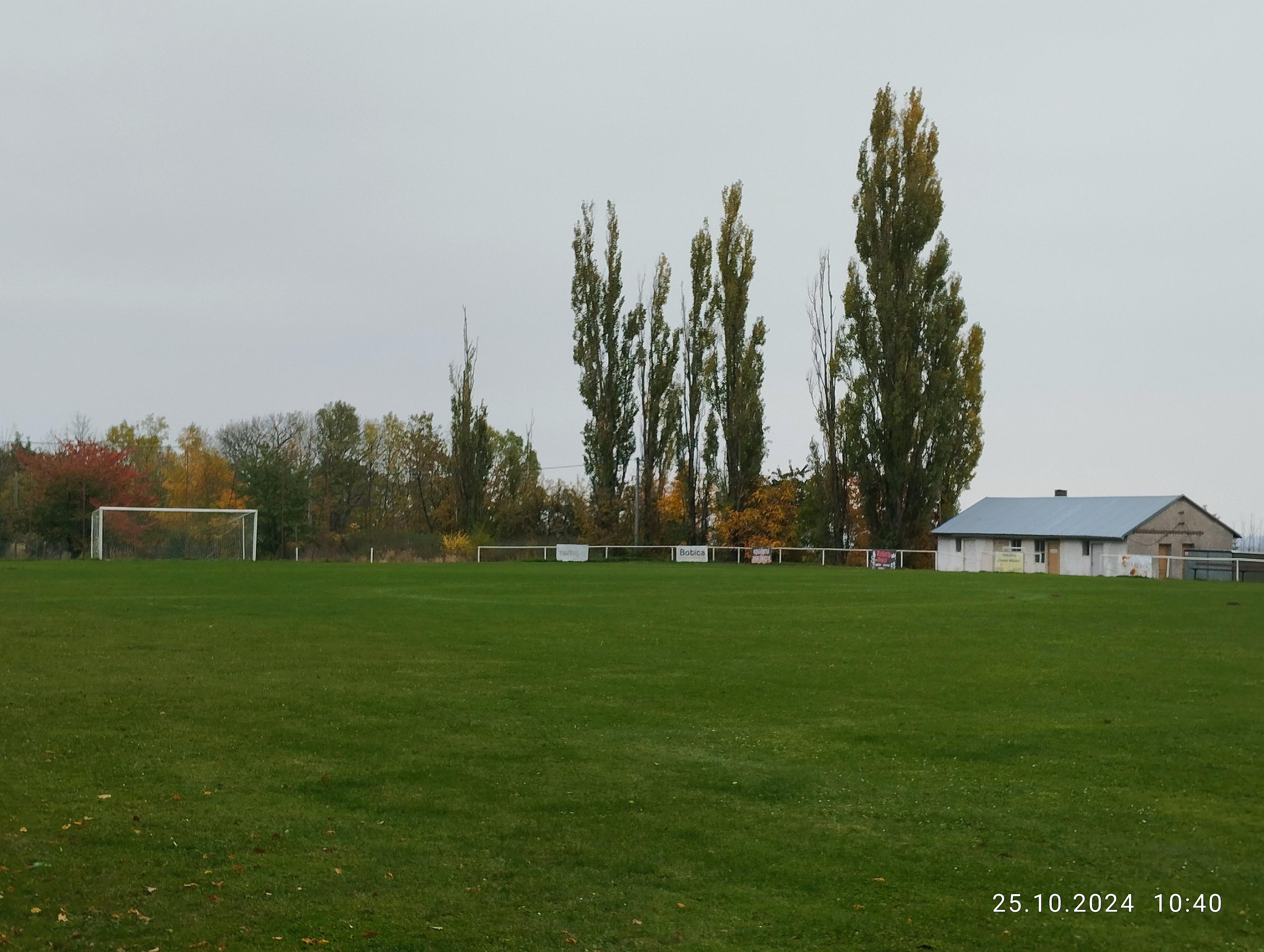 Fotbalové hřiště Podhradí foto 2